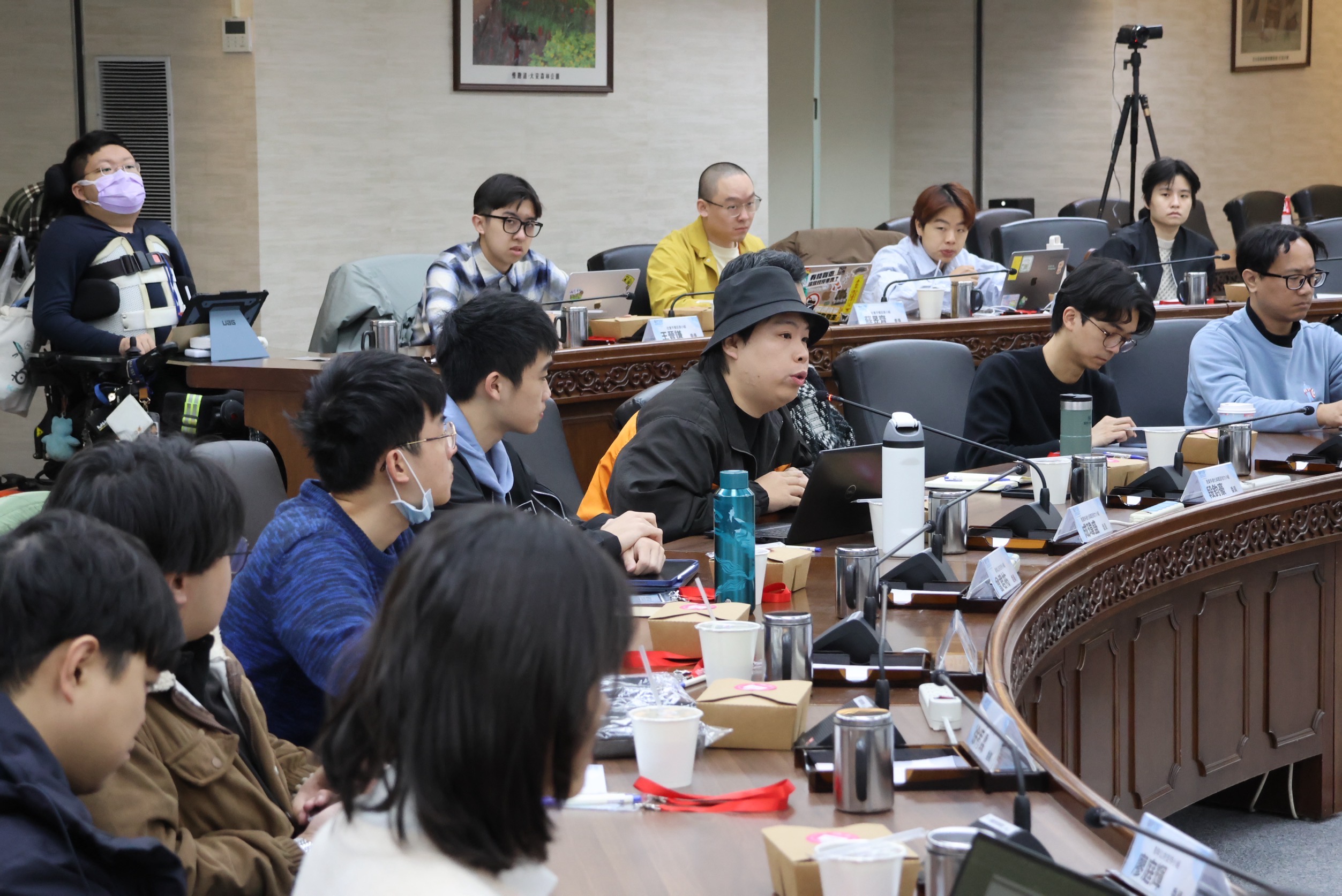 相關圖片 青年事務諮詢委員會大會，青年委員對市政治理進行提案討論。