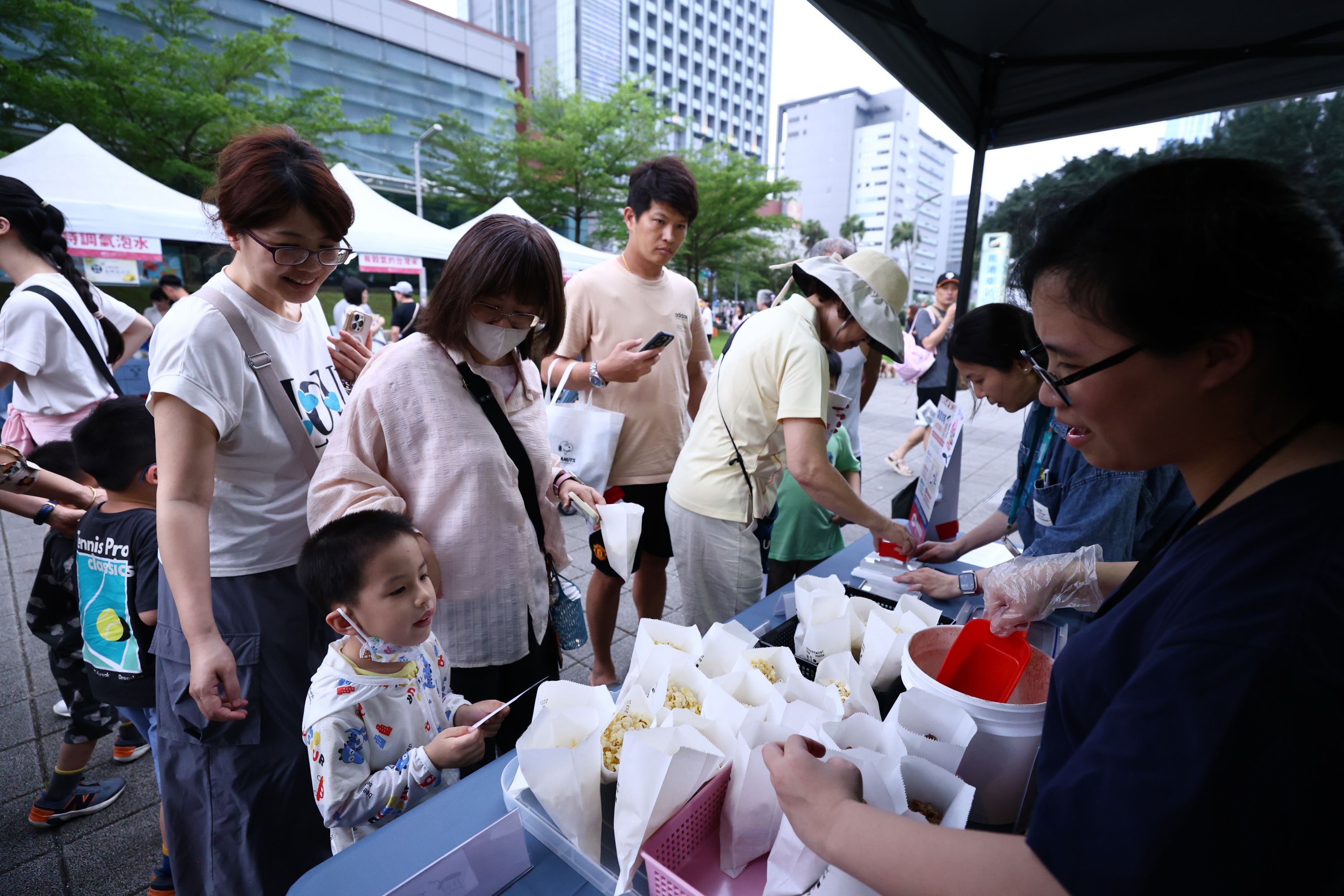相關圖片 親子與青年同享香噴噴爆米花