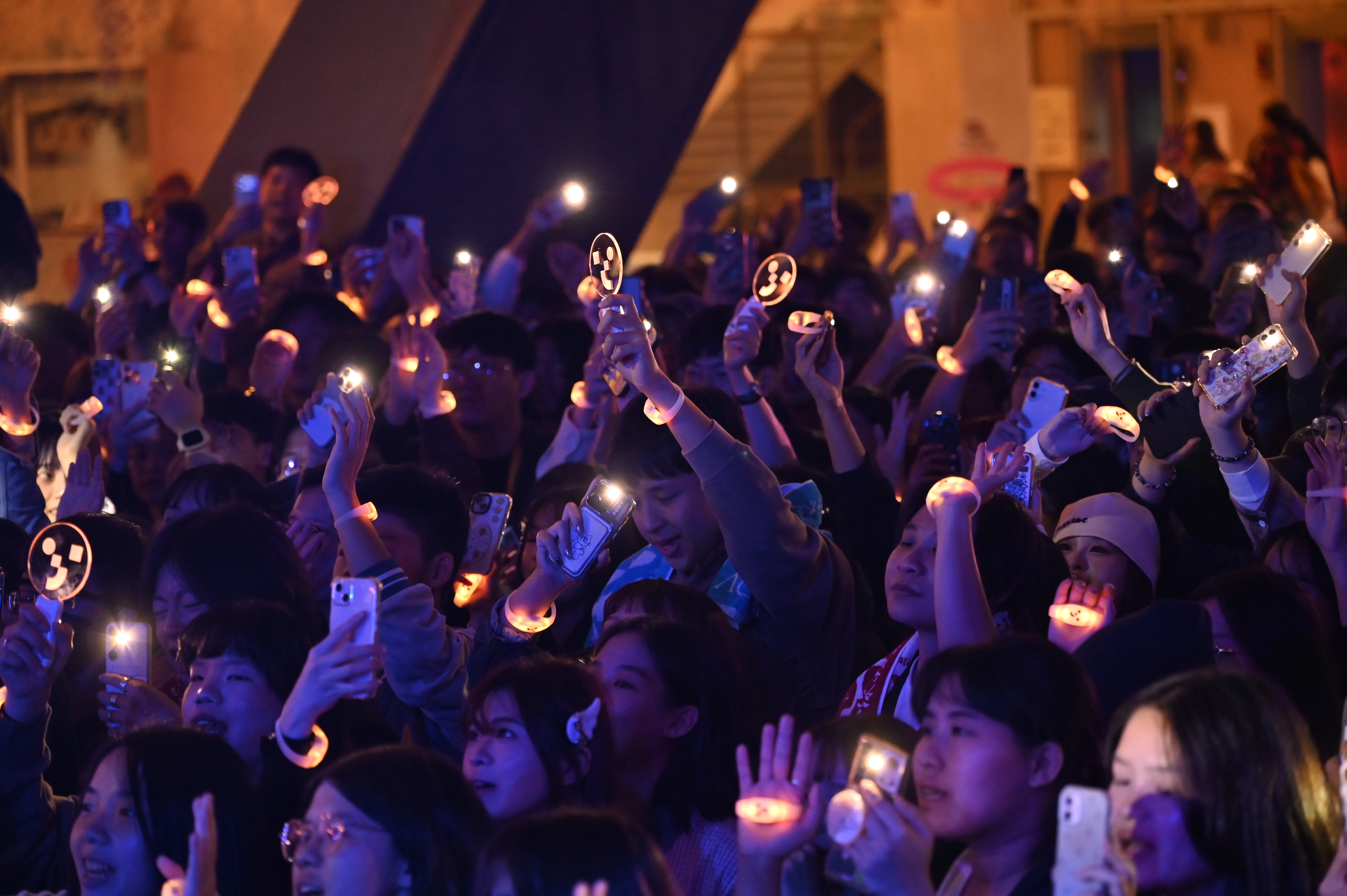 相關圖片 圖4-全場大合唱環節，青年朋友高舉青年局限定手燈及手環，點亮臺北夜空