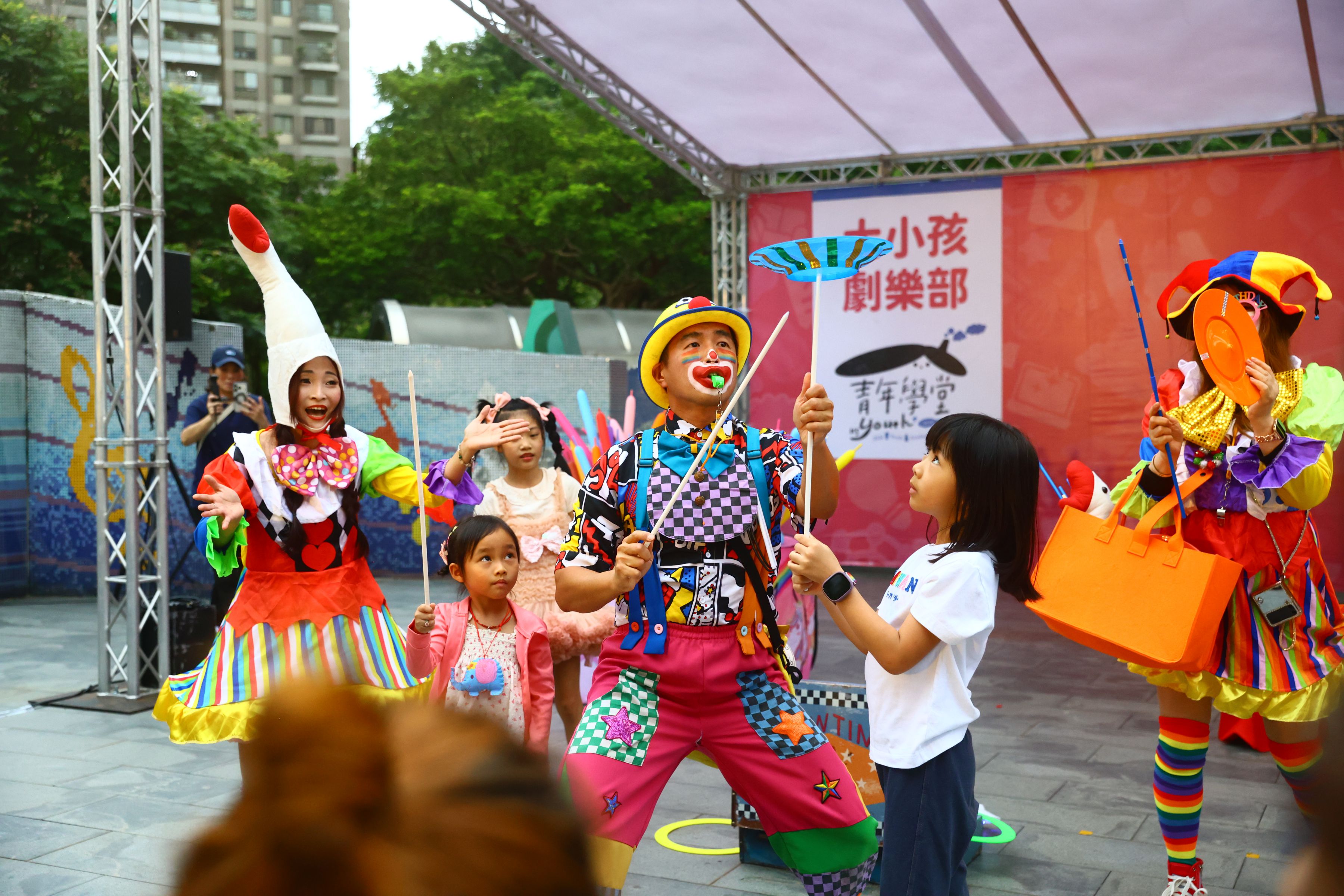 相關圖片 大小朋友互動熱烈