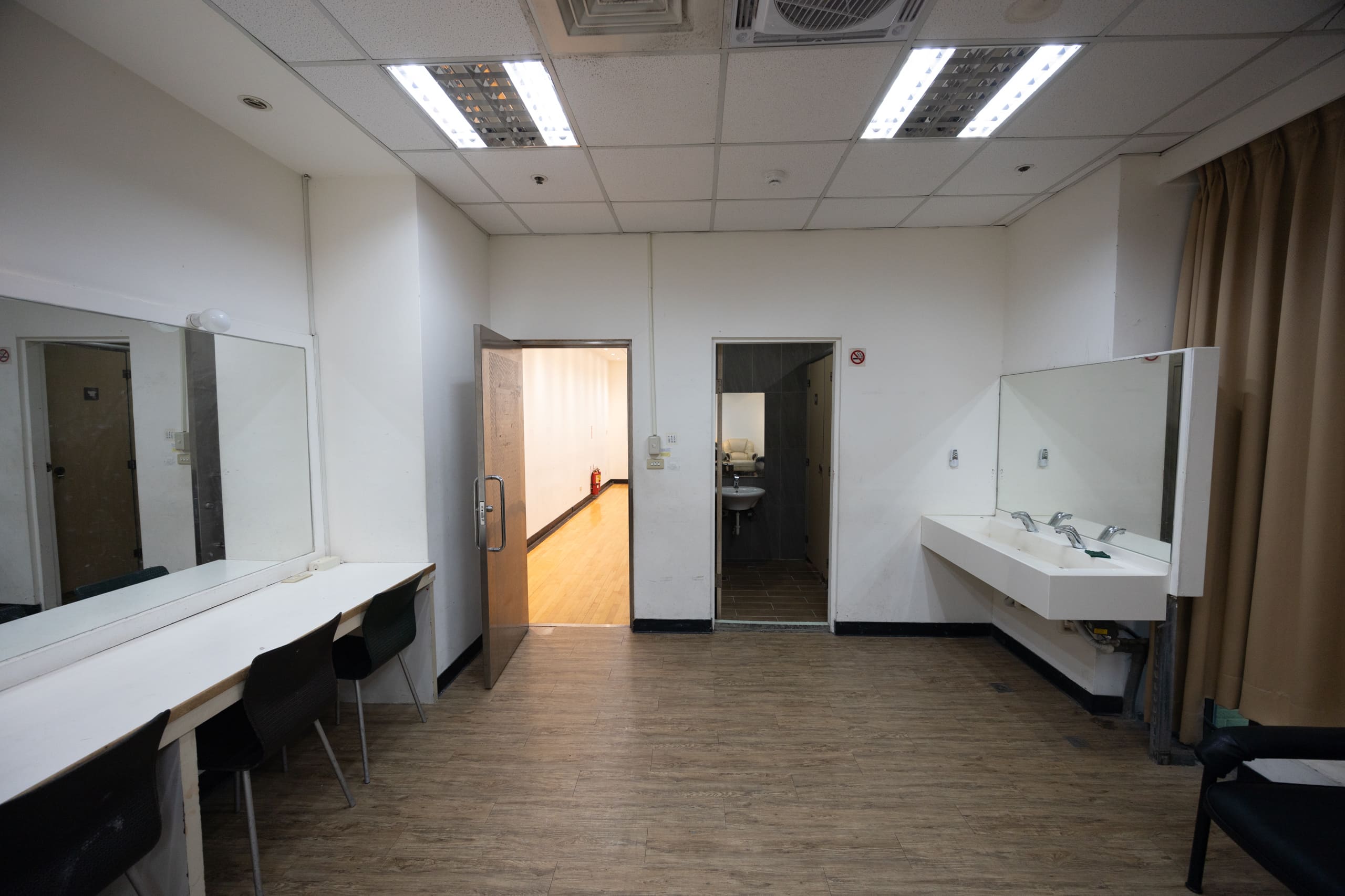 場域圖片 臺北演藝廳-休息室出口方向