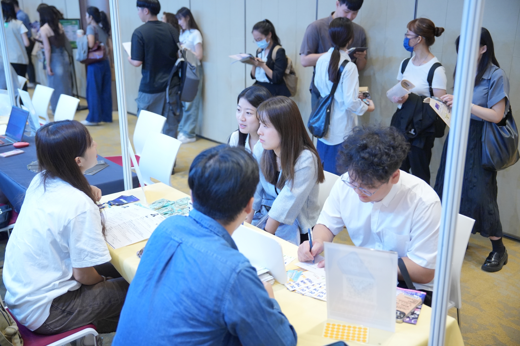 相關圖片 現場青年反應熱烈，面試氣氛熱絡