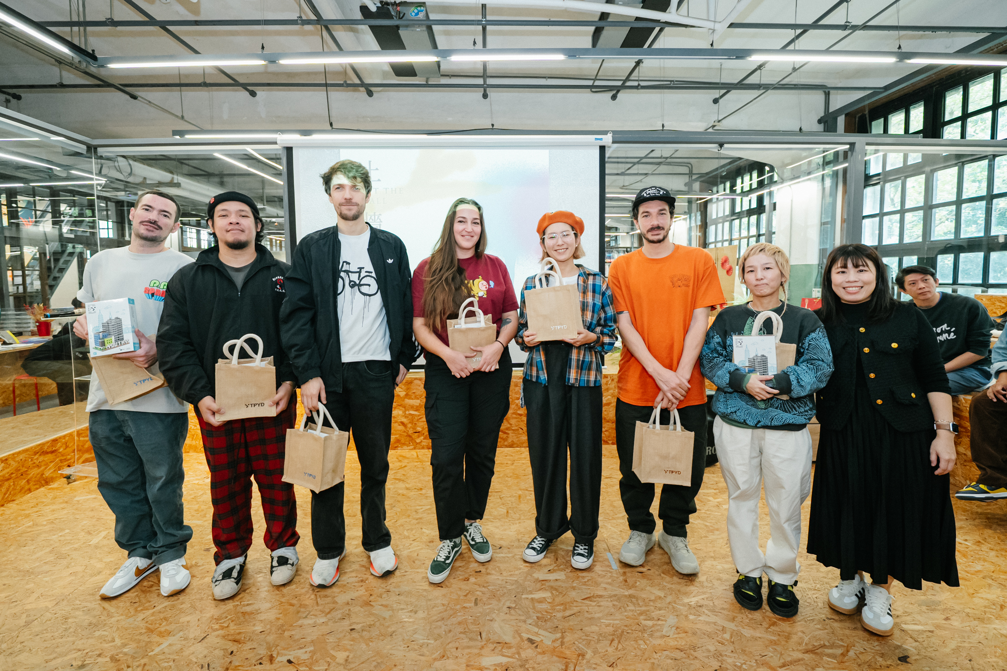 相關圖片 青年局局長周羿希贈送青年局大樓積木予藝術家