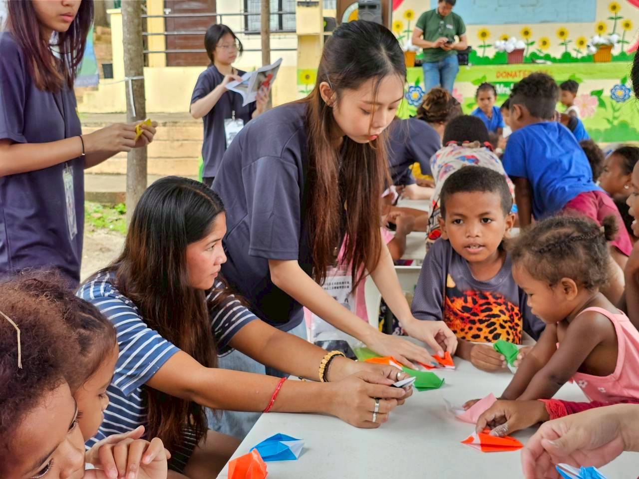 相關圖片 菲律賓團志工帶領小朋友摺天燈。