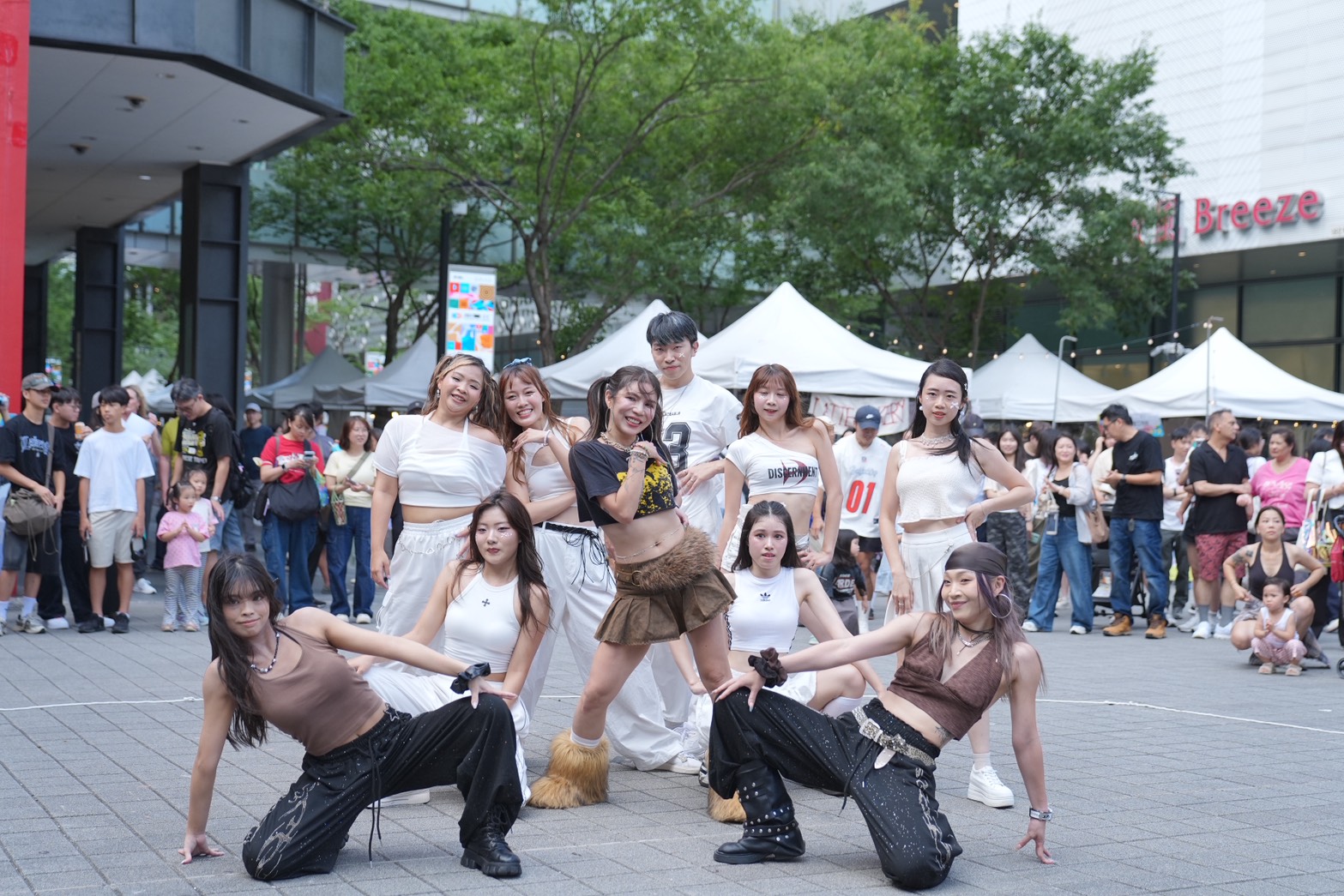相關圖片 圖9:NIKE老師與TPYD限定女團於信義香堤廣場帶來K-POP COVER組曲演出