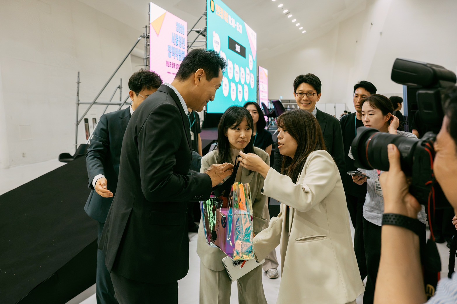 相關圖片 青年局參訪 2026 Seoul Youth Policy Expo 期間，與首爾市長吳世勳（Oh Se-hoon）致意交流，並致贈臺北青年手創品牌伴手禮。