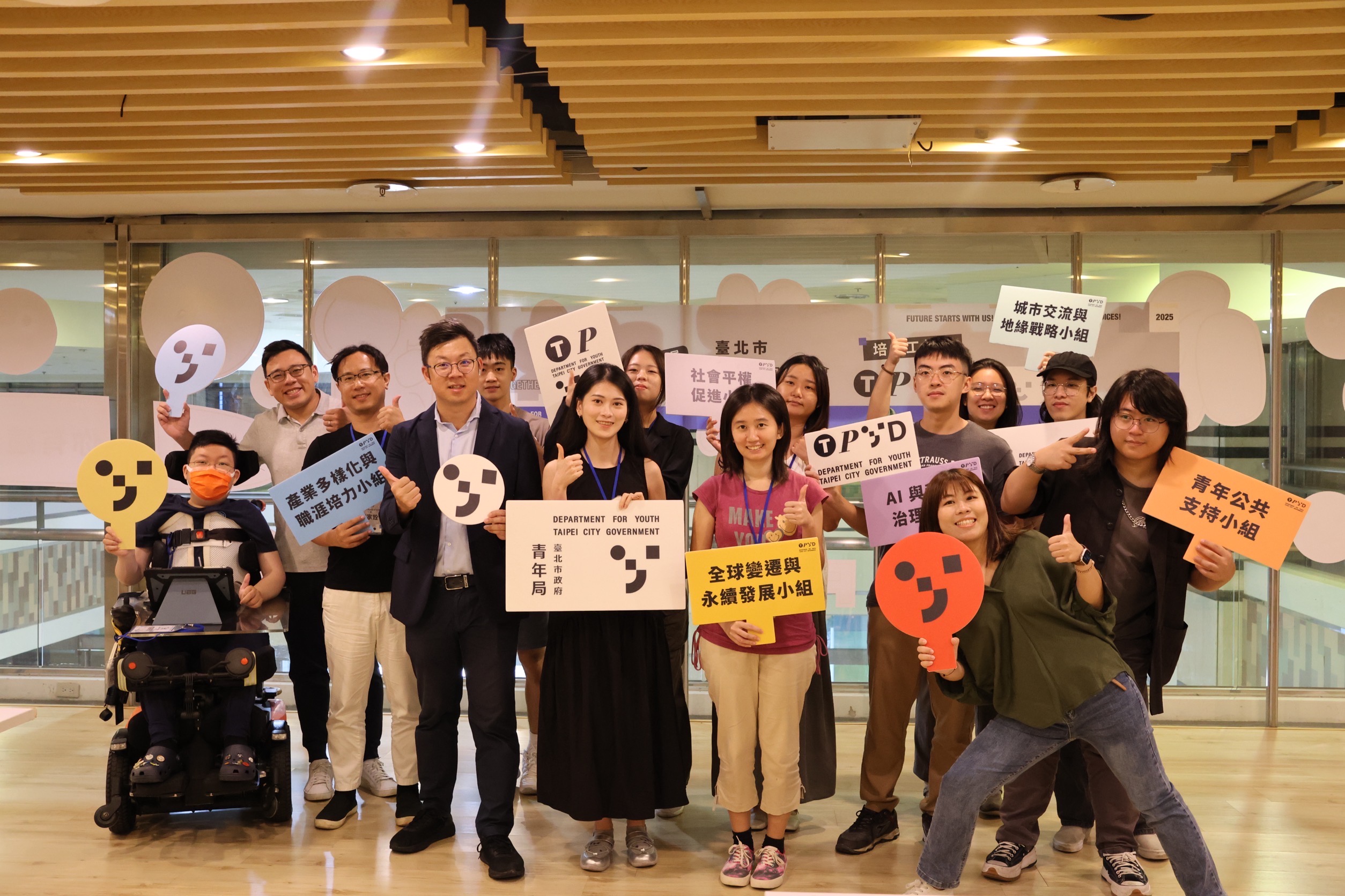 相關圖片 第1屆培力工作坊，青年委員與講師會後合照。