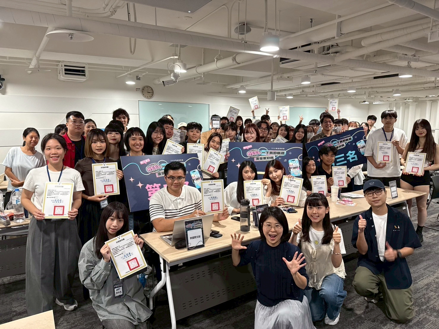 相關圖片 參賽青年與評審們大合影