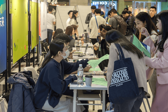 相關圖片 圖2:現場直接投遞履歷，與企業進行面試與交流(示意)。