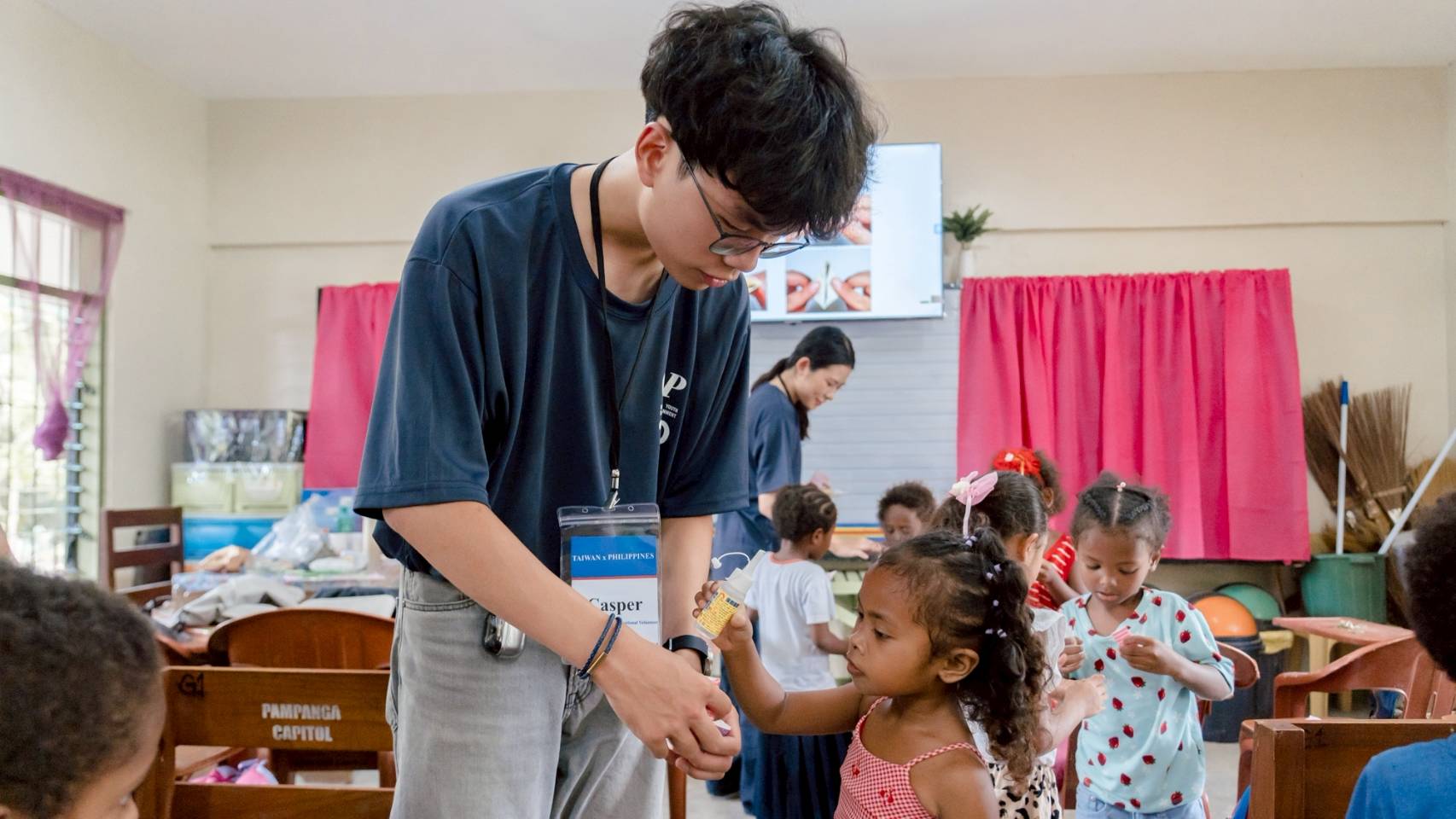 相關圖片 圖二：菲律賓團隊長陳仕翰為當地AETA族原住民孩童帶來手作天燈課程，孩子們燦爛的笑容與熱情回應，讓志工們深刻感受到教育與陪伴所帶來的力量。