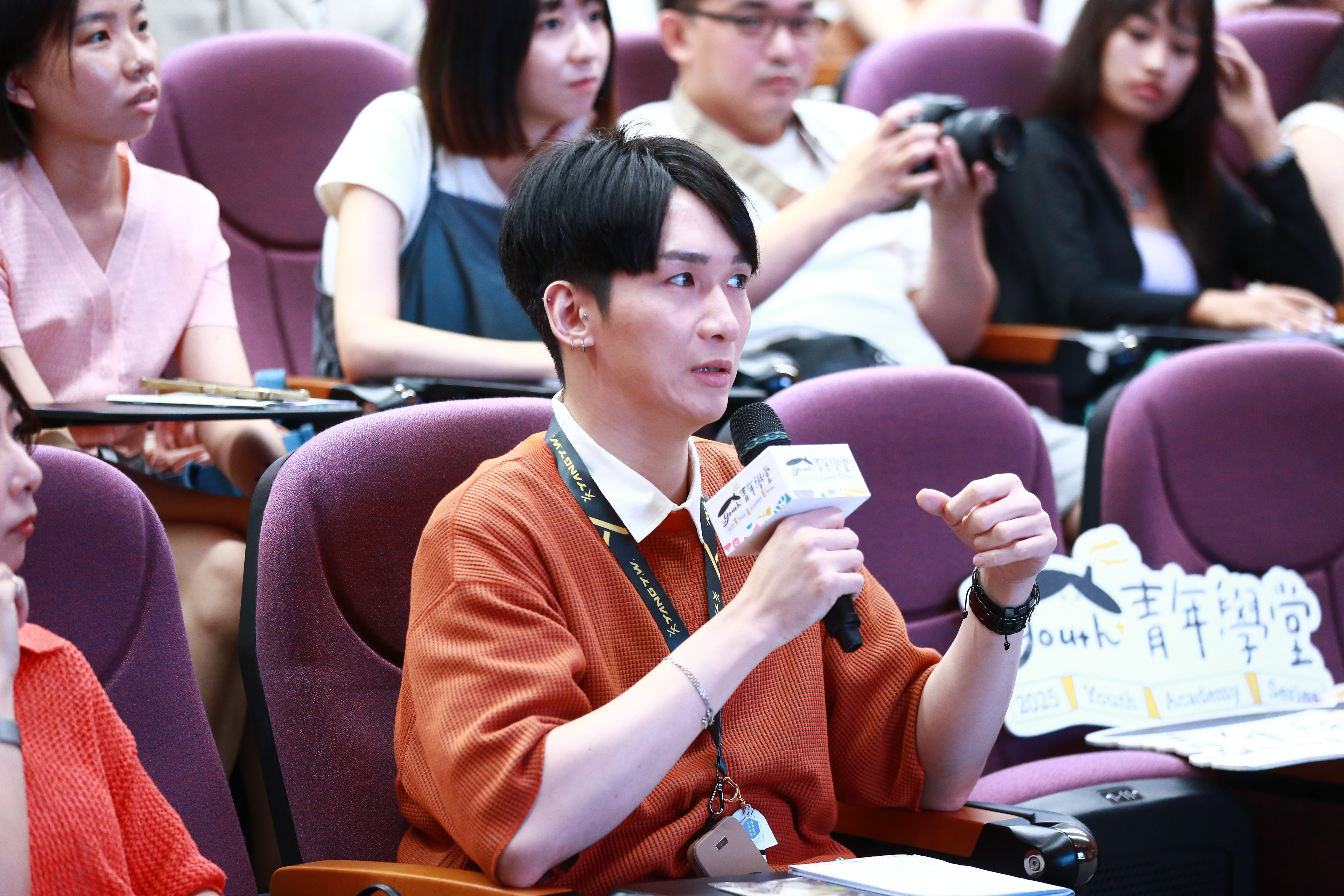 相關圖片 現場青年向勇緯提問