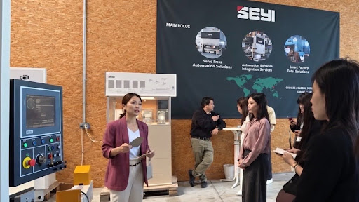 相關圖片 圖3：協易機械（SEYI）代表向學員展示伺服沖床實際應用並說明運作原理。