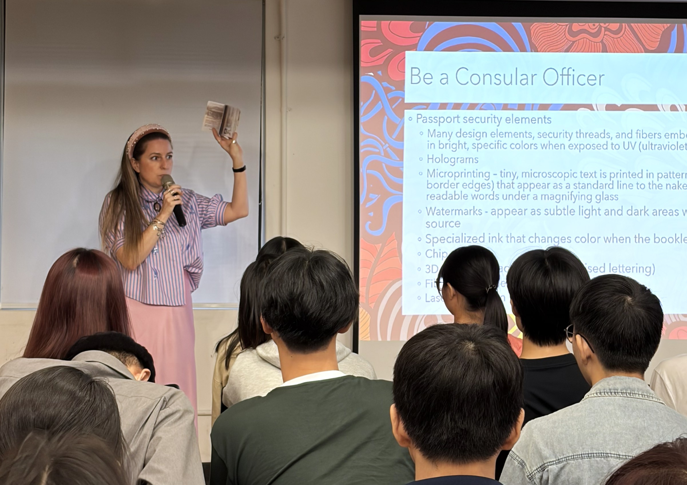 相關圖片 圖一：匈牙利貿易辦事處Tamara Ver代表分享外交工作實務