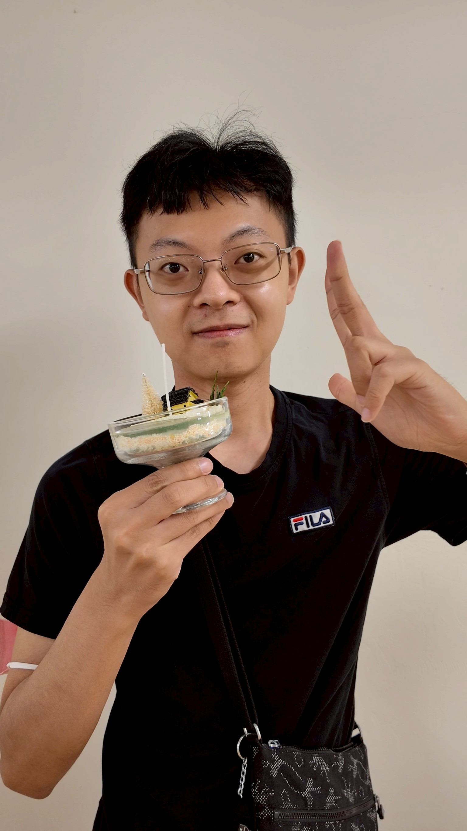 相關圖片 2025青年學堂《創意探索工坊》微景觀湖泊蠟燭創作學員與成品