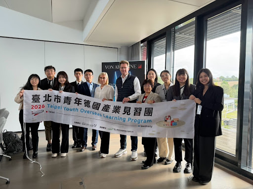 相關圖片 圖4：學員與 VON ARDENNE GmbH 董事會主席 Pia von Ardenne 及副總裁Guido Ueberreiter 合影。