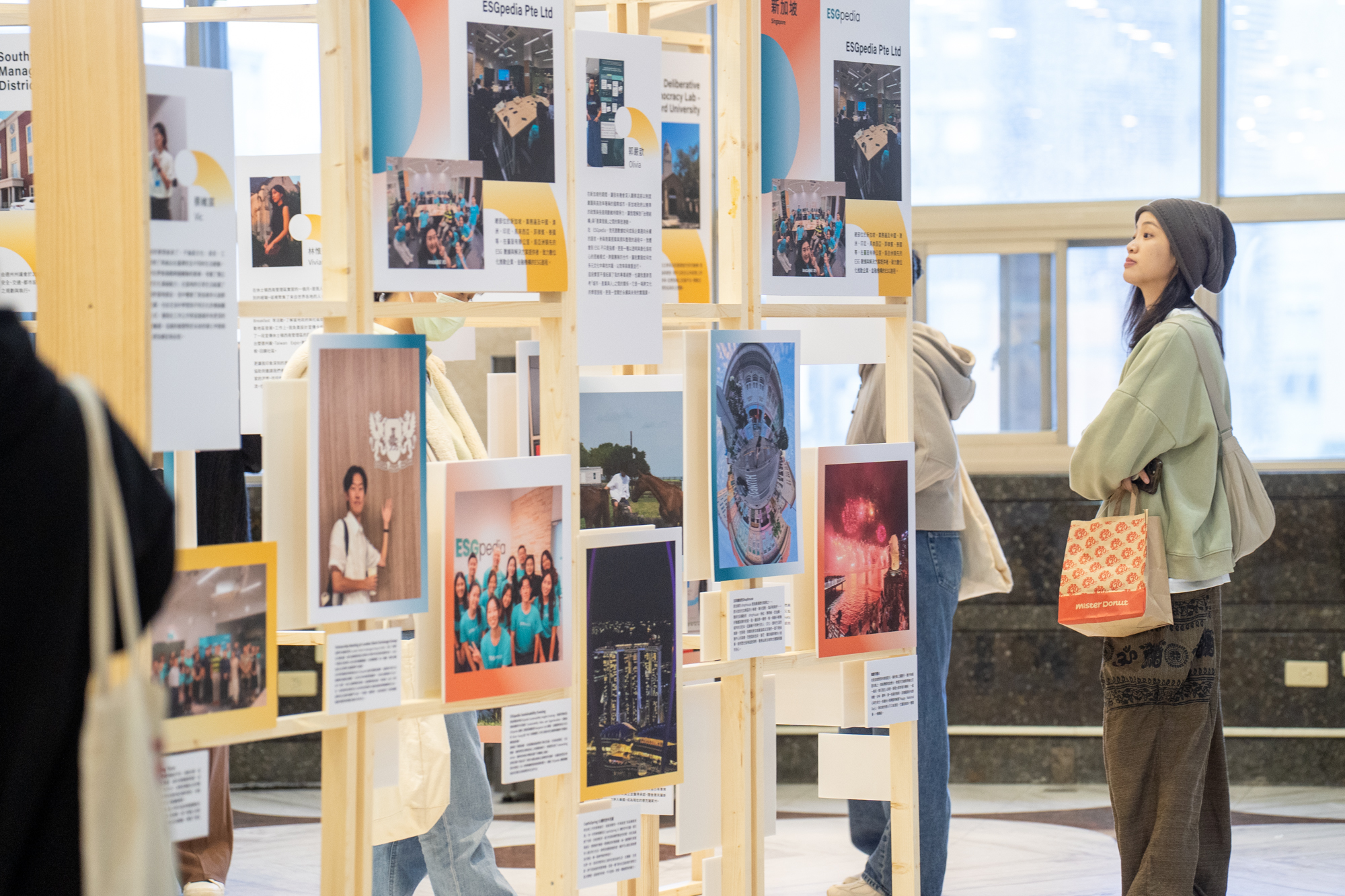 相關圖片 民眾觀賞首屆臺北市青年海外實習計畫成果展示