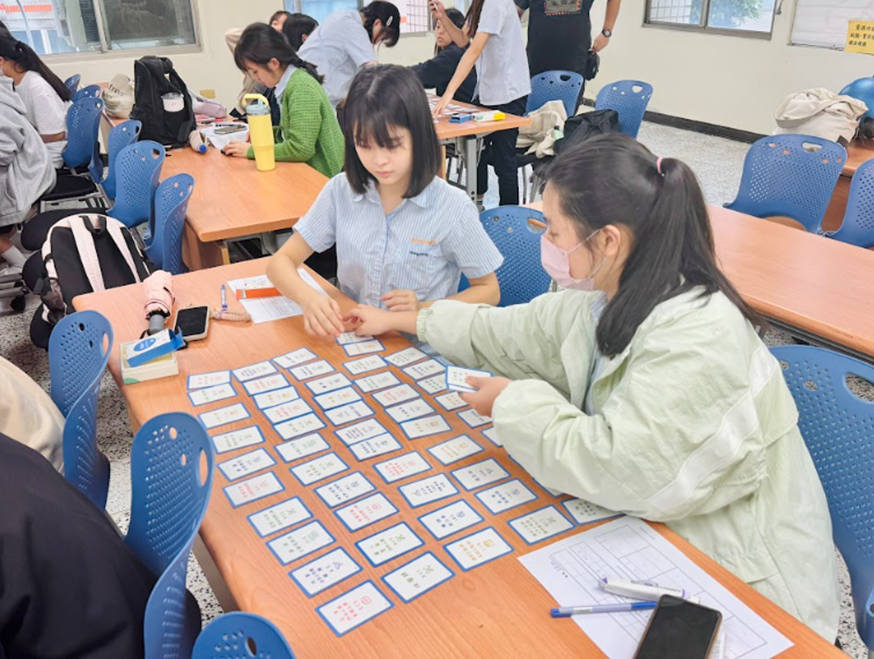 相關圖片 學生透過人生設計卡牌認識自己