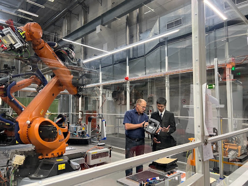 相關圖片 圖2：學員於 HTW Dresden KUKA 機器人能力中心進行交流，並在研究人員指導下實際操作機械手臂。