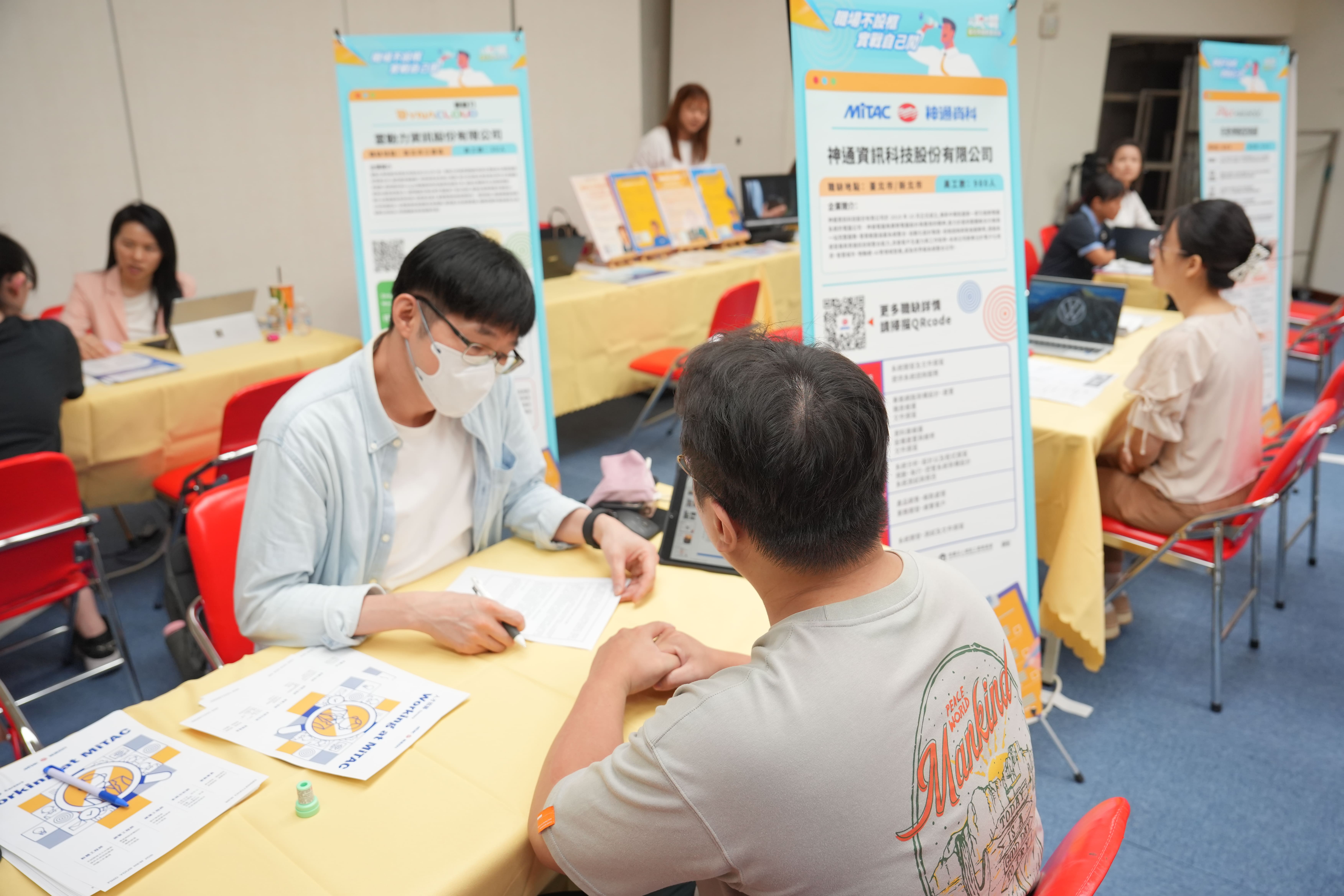 相關圖片 現場青年與企業進行一對一面試(示意圖)