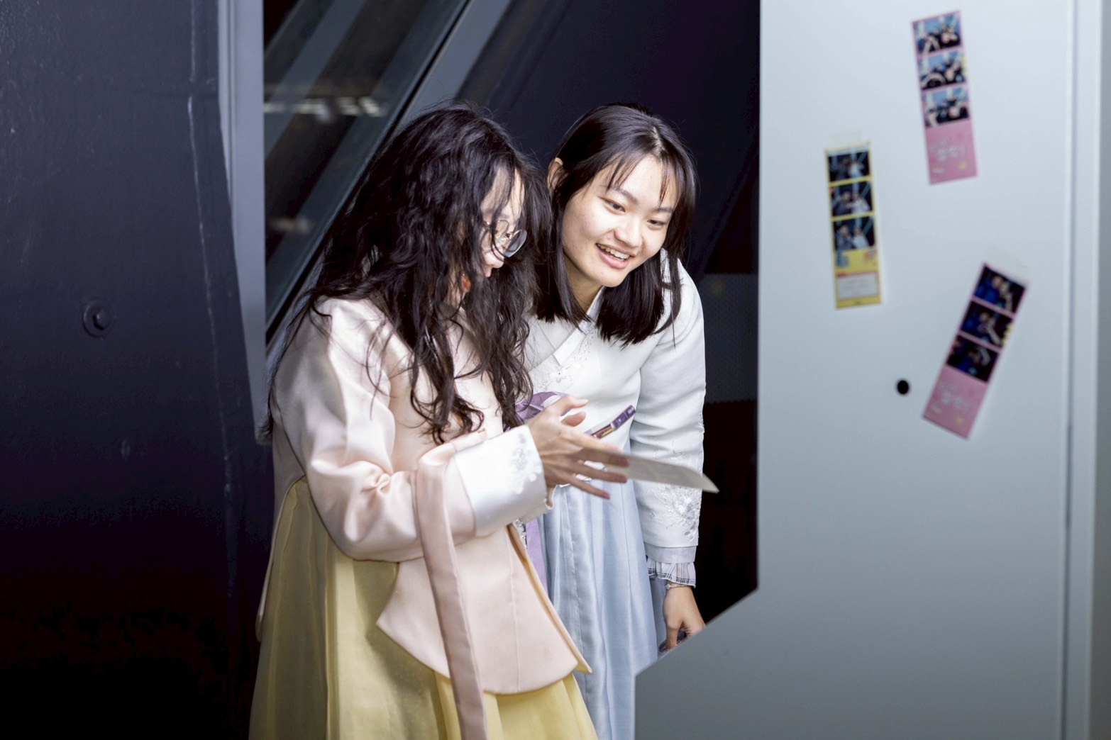 相關圖片 圖8-青年朋友進行韓服體驗並玩拍貼留下特別的紀念