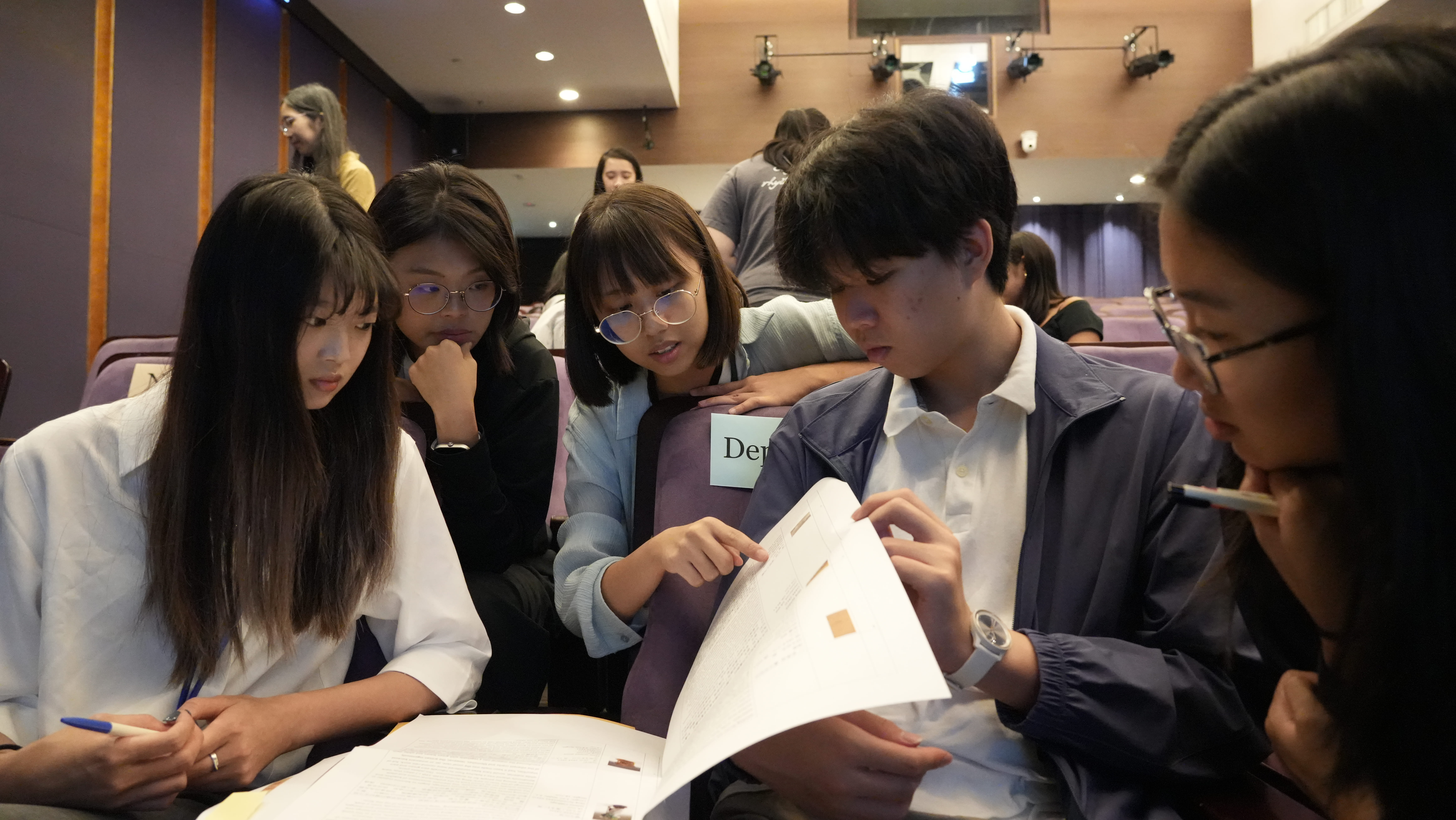 相關圖片 圖四：實習生與故宮博物院暑期實習生交流互動