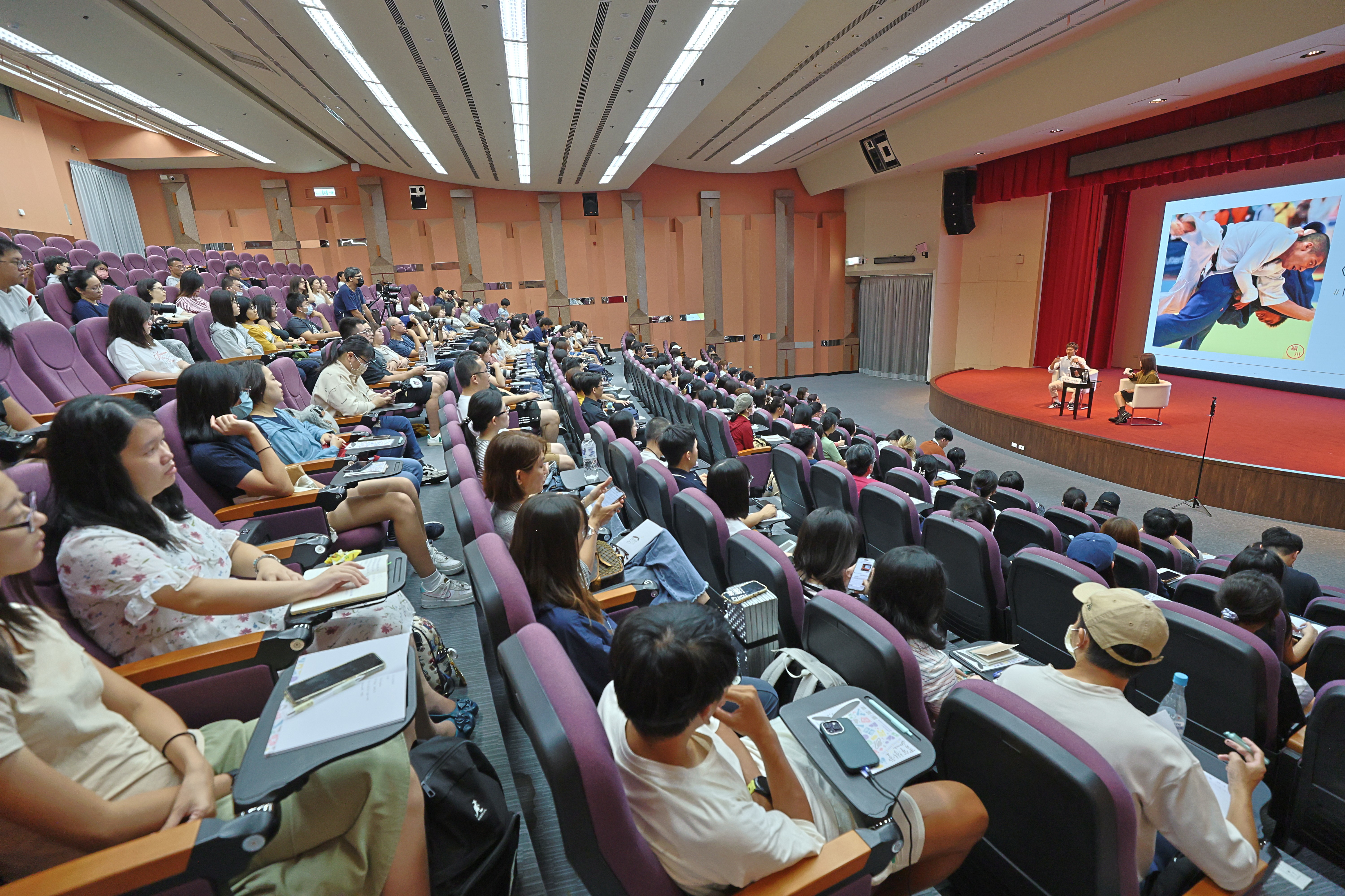 相關圖片 青年朋友專心聆聽勇緯永不放棄、全力以赴的奮鬥歷程