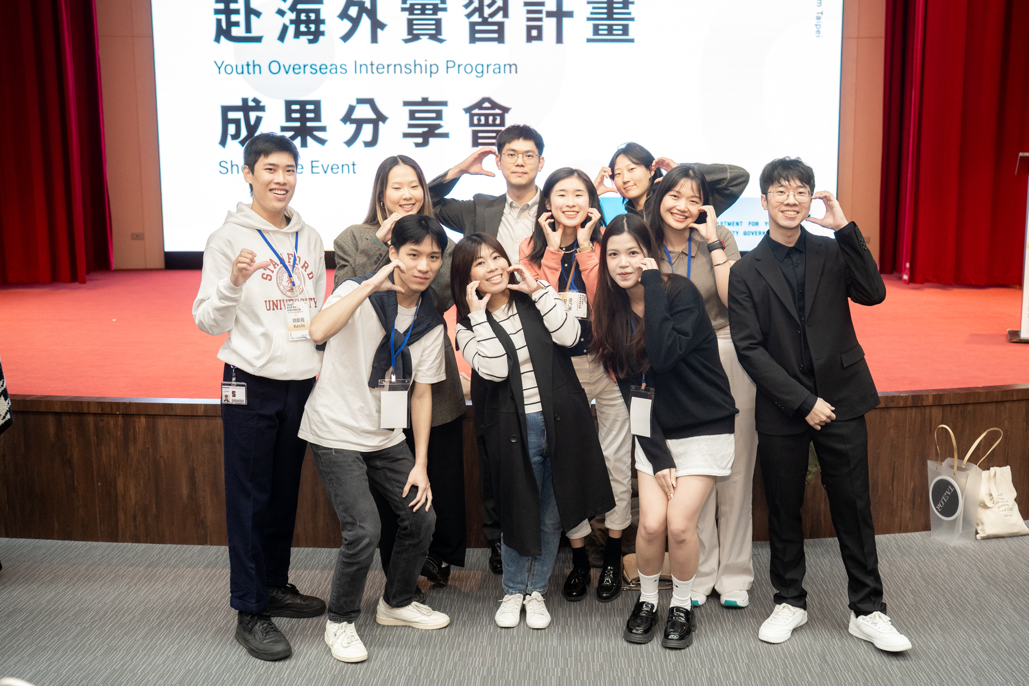 相關圖片 首屆海外實習計畫青年與羿希局長合影