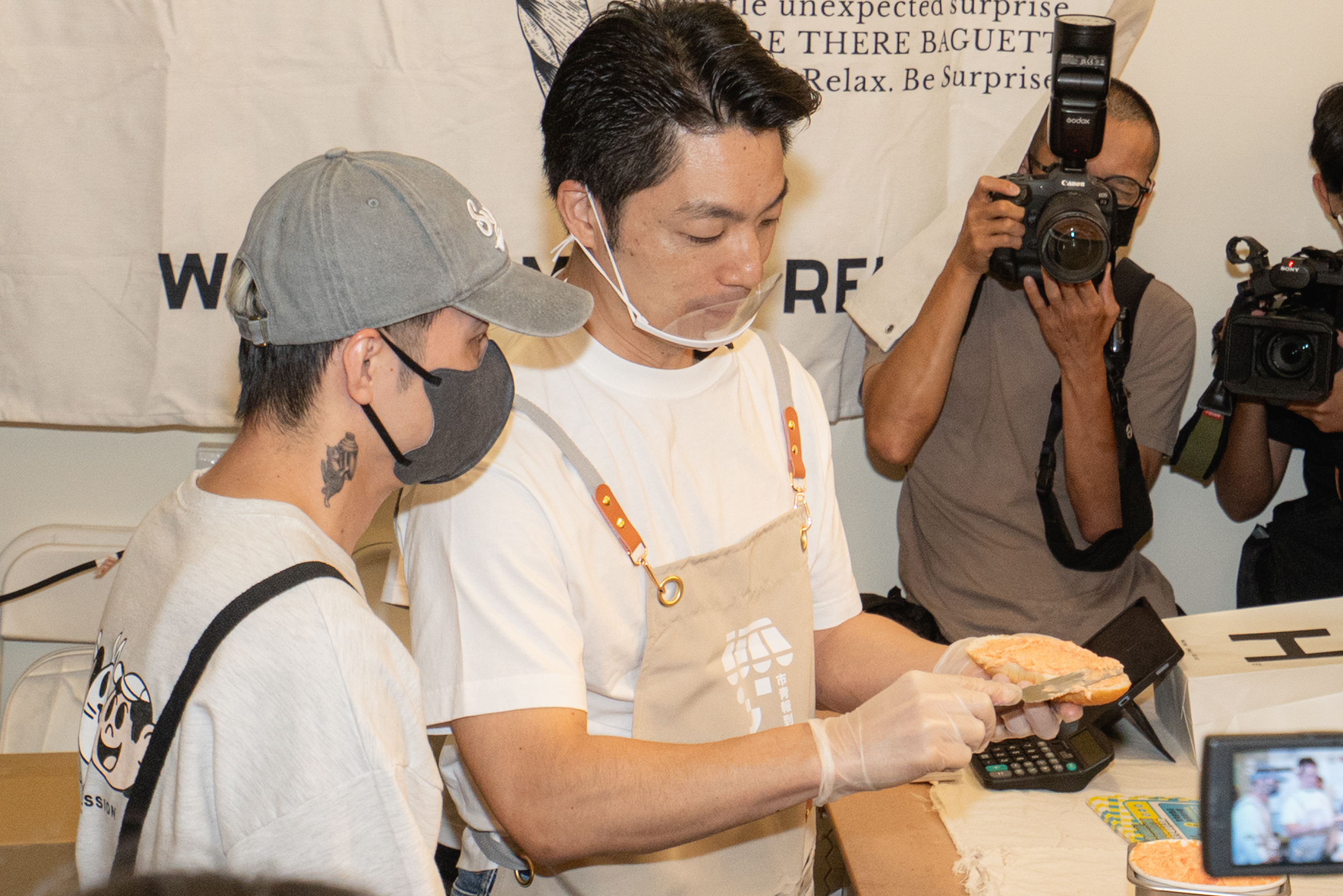 相關圖片 市長蔣萬安與青創攤商交流，體驗塗抹明太子法國麵包