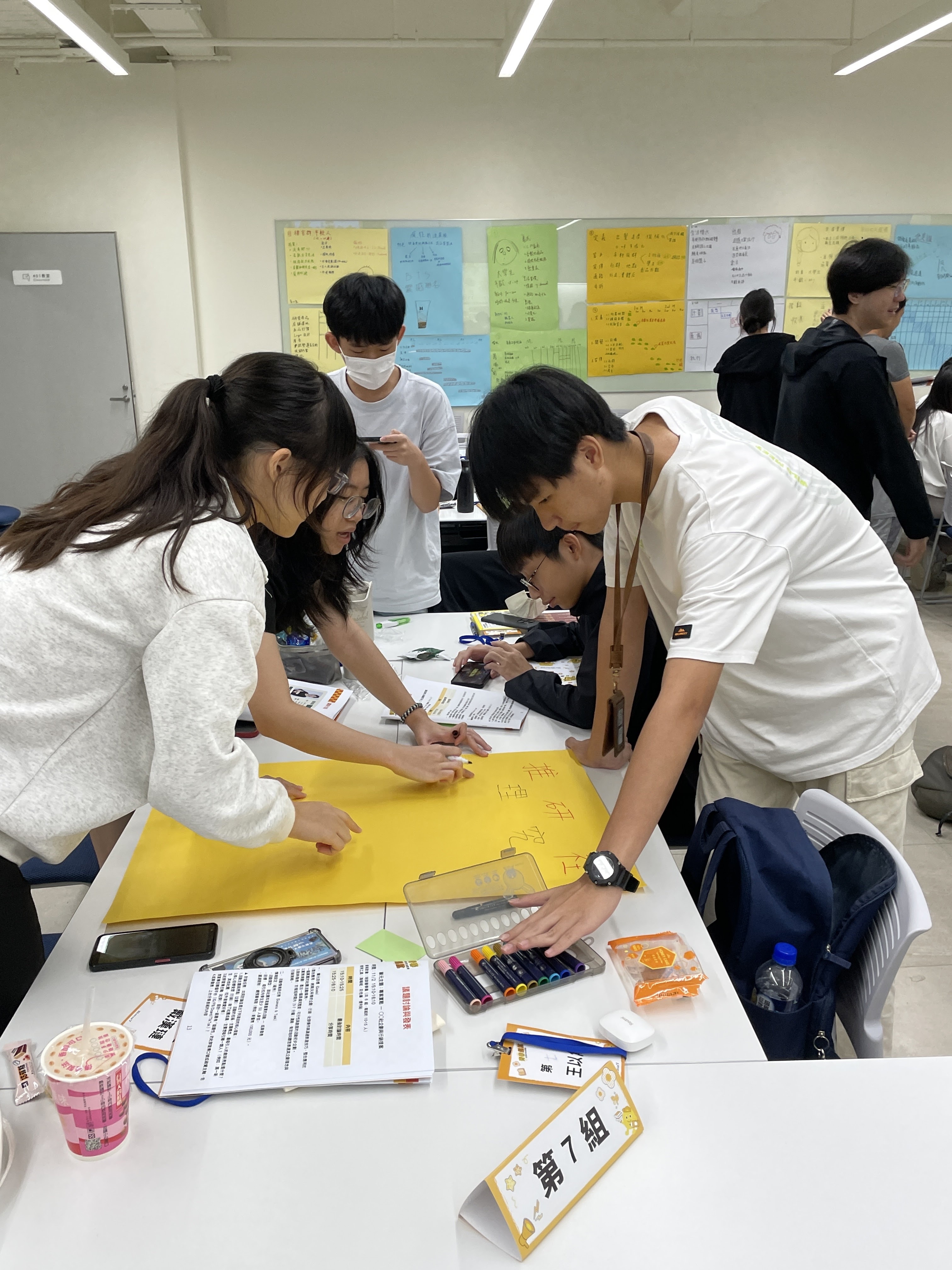 相關圖片 來自各校的同學共同構思社團活動方案