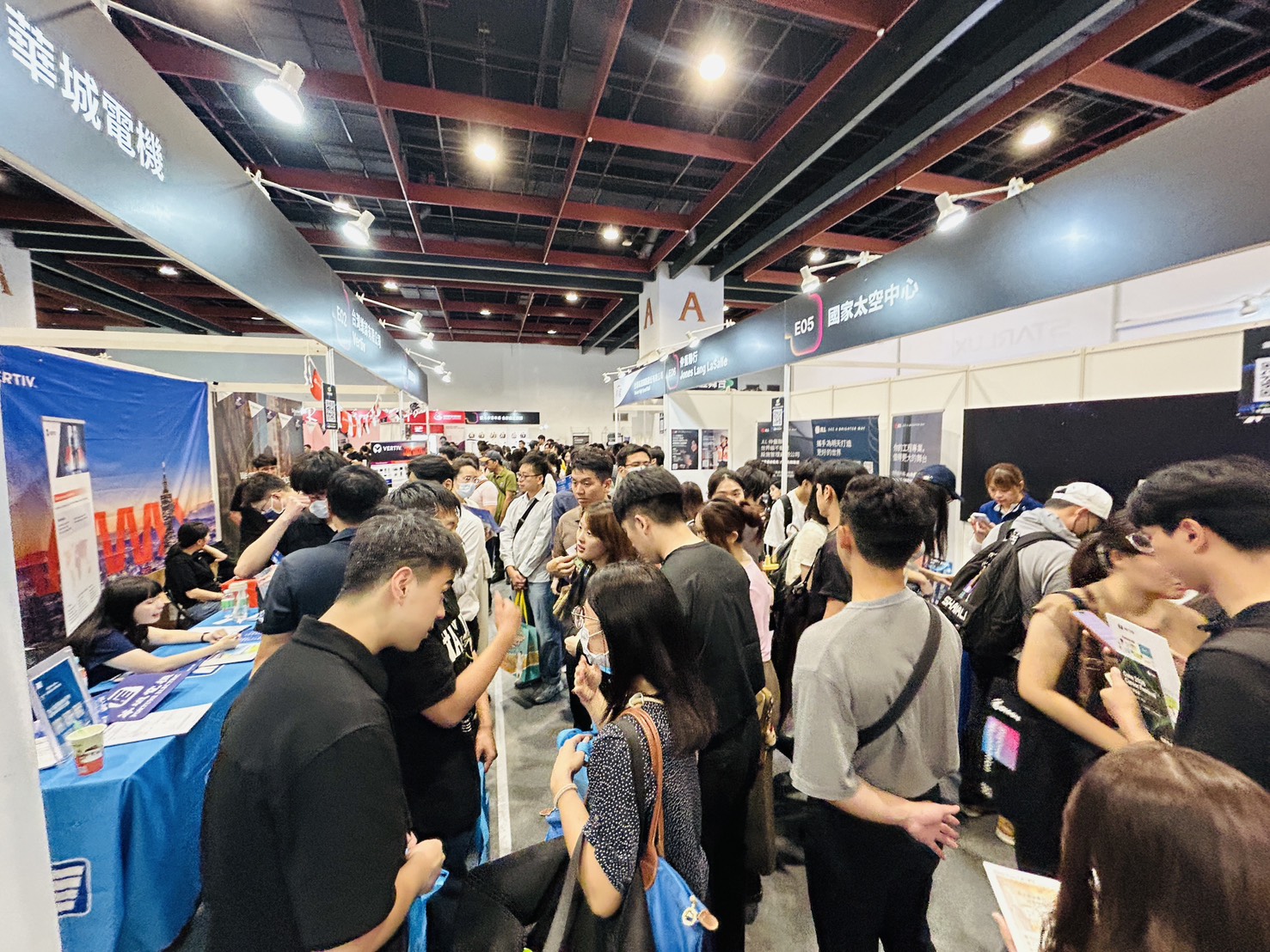 相關圖片 圖5-企業攤位前面試及交流人潮熱絡，青年把握機會與企業面對面互動