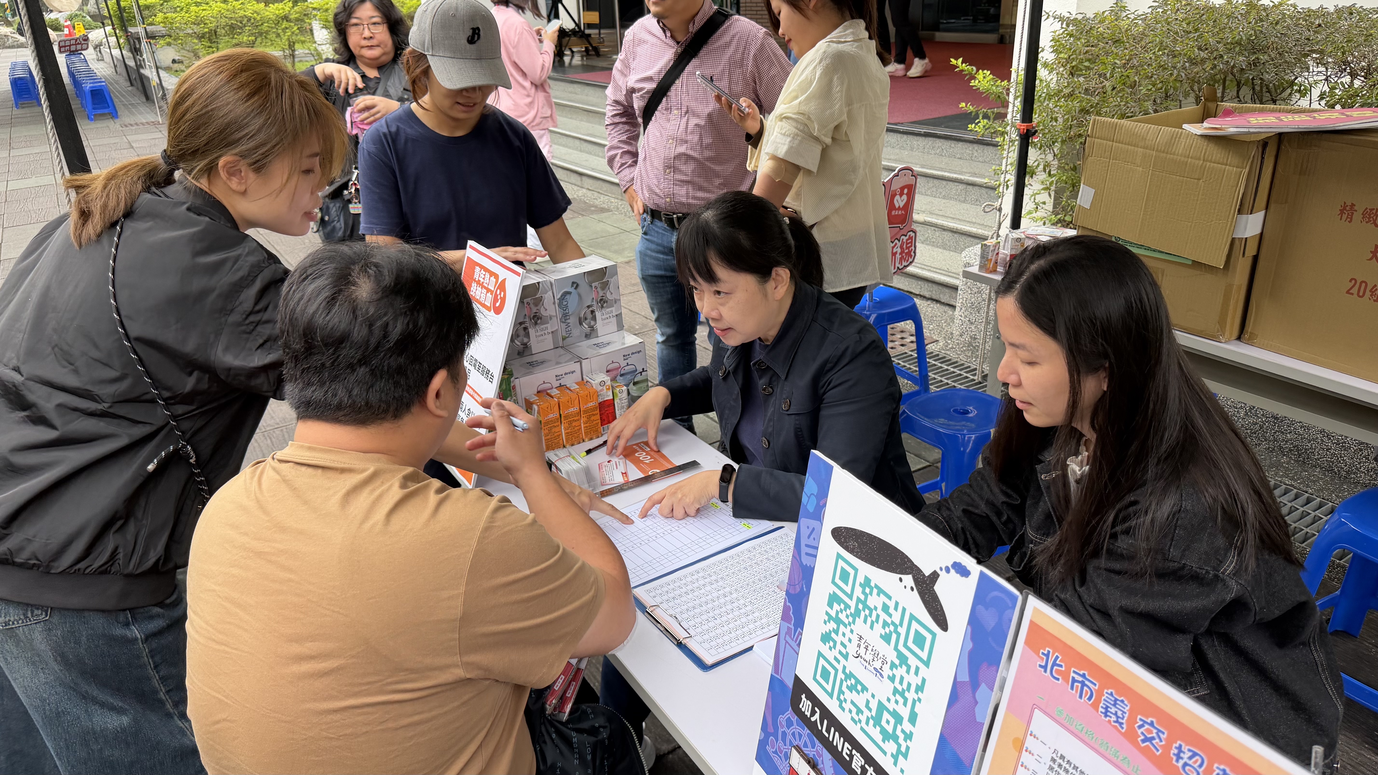 相關圖片 現場準備實用的環保精緻碗組、超商禮卡及咖啡券，回饋給完成捐血的青年朋友