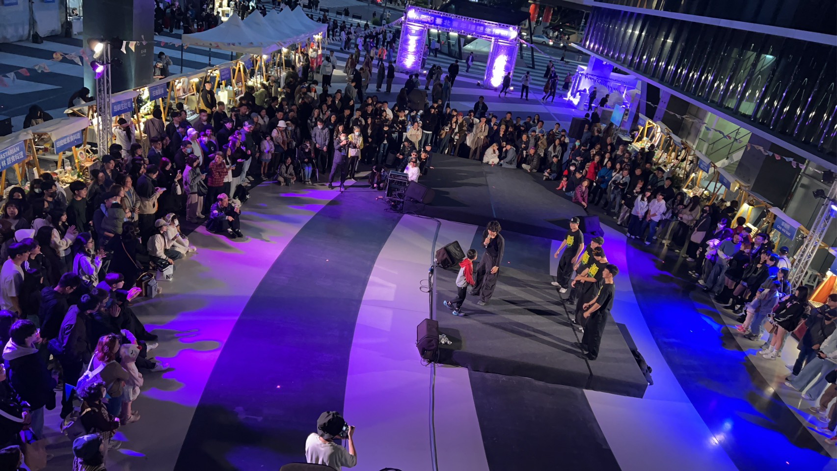 相關圖片 圖9-青年互動展演舞台人潮爆滿