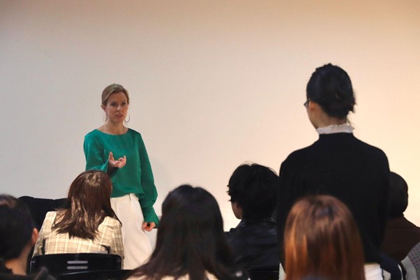 相關圖片 圖3：英國駐台辦事處代表包瓊郁女士回答有關如何準備成為外交官的問題。