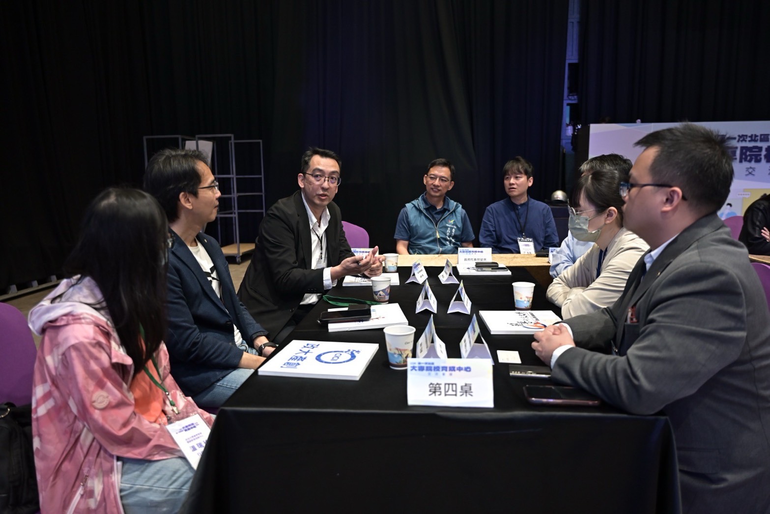 相關圖片 政府代表與育成中心代表討論跨域合作方案