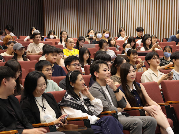 相關圖片 董副局長、尚樺、政大張總監共同等待活動開場