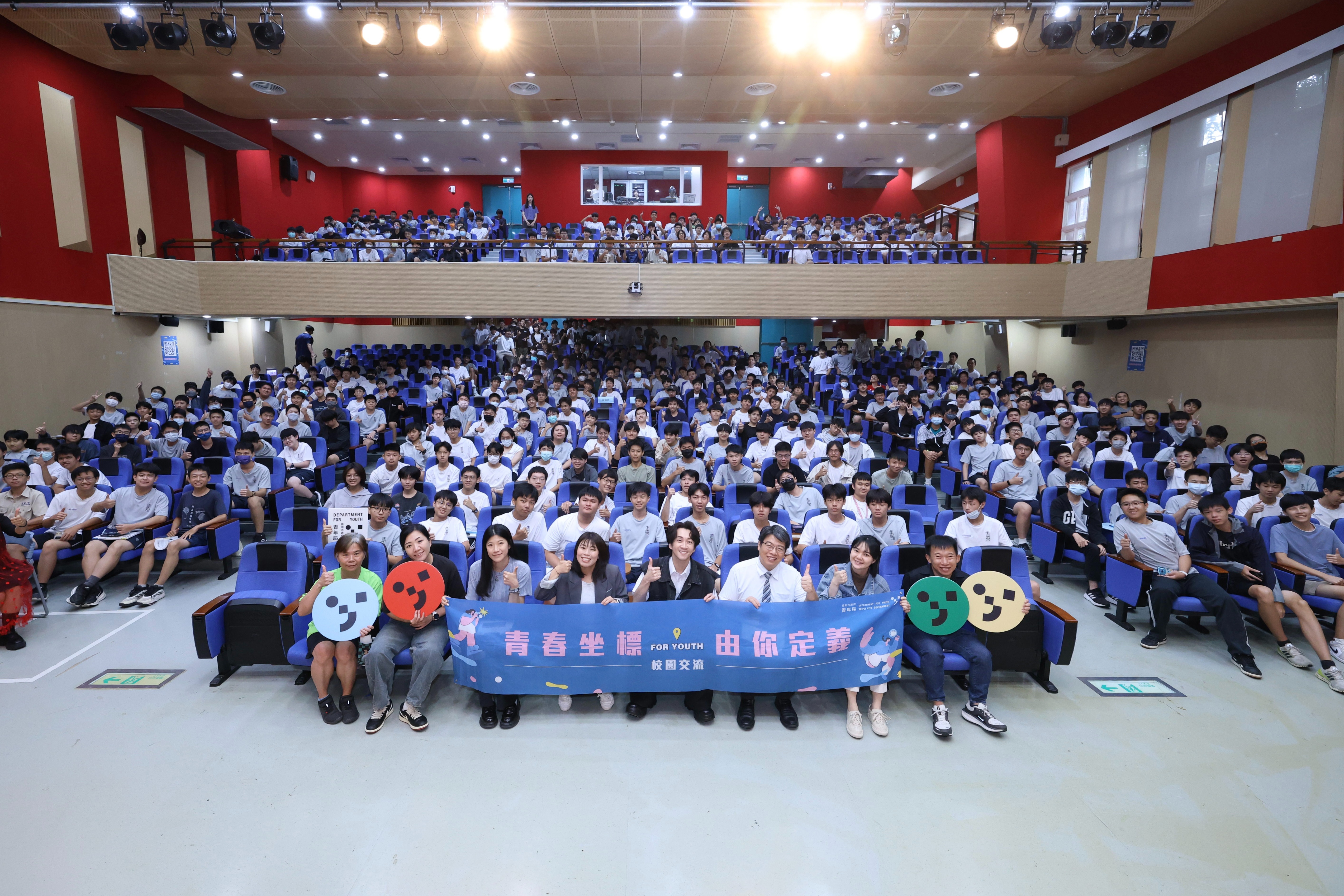 相關圖片 和建國中學同學開心進行大合照