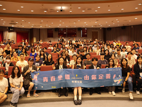 相關圖片 尚樺和政大同學進行大合照