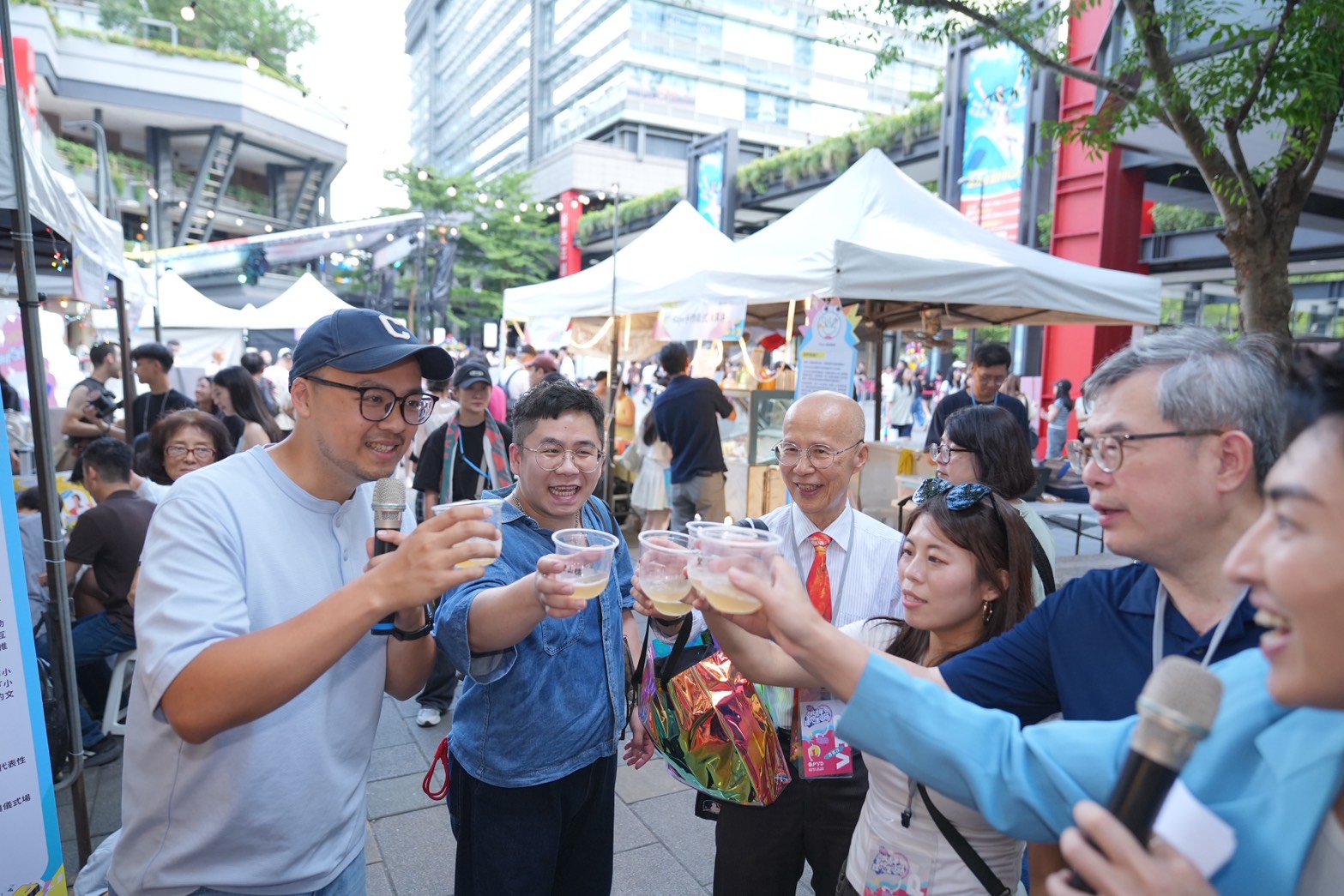相關圖片 圖11:副市長李泰興、青年局長周羿希、對外關係協會大使呂慶龍、長庚科大產創中心李興旺經理與青創攤商「望山穗」交流
