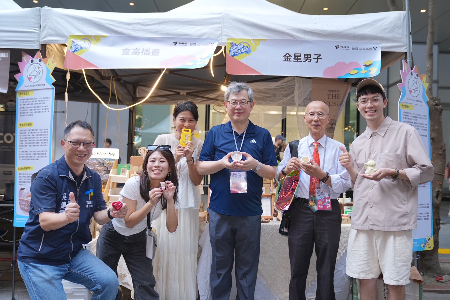 相關圖片 圖10:副市長李泰興、青年局長周羿希、體育局副局長吳建羣、對外關係協會大使呂慶龍與青創攤商「金星男子」及「查高插畫」創作者合影