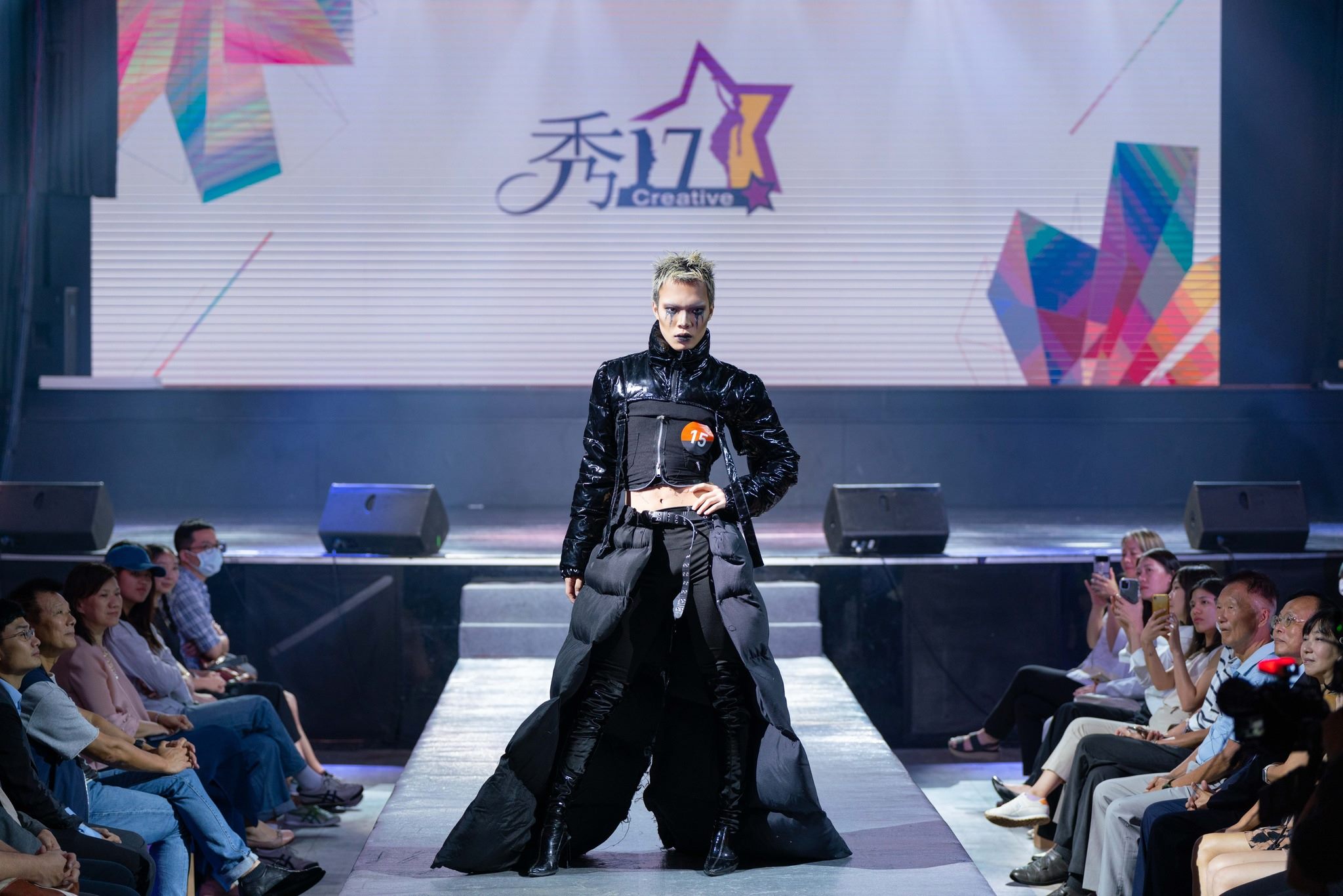 相關圖片 圖6：2024秀17青少年時尚造型設計競賽隊伍走秀-黑色衣服