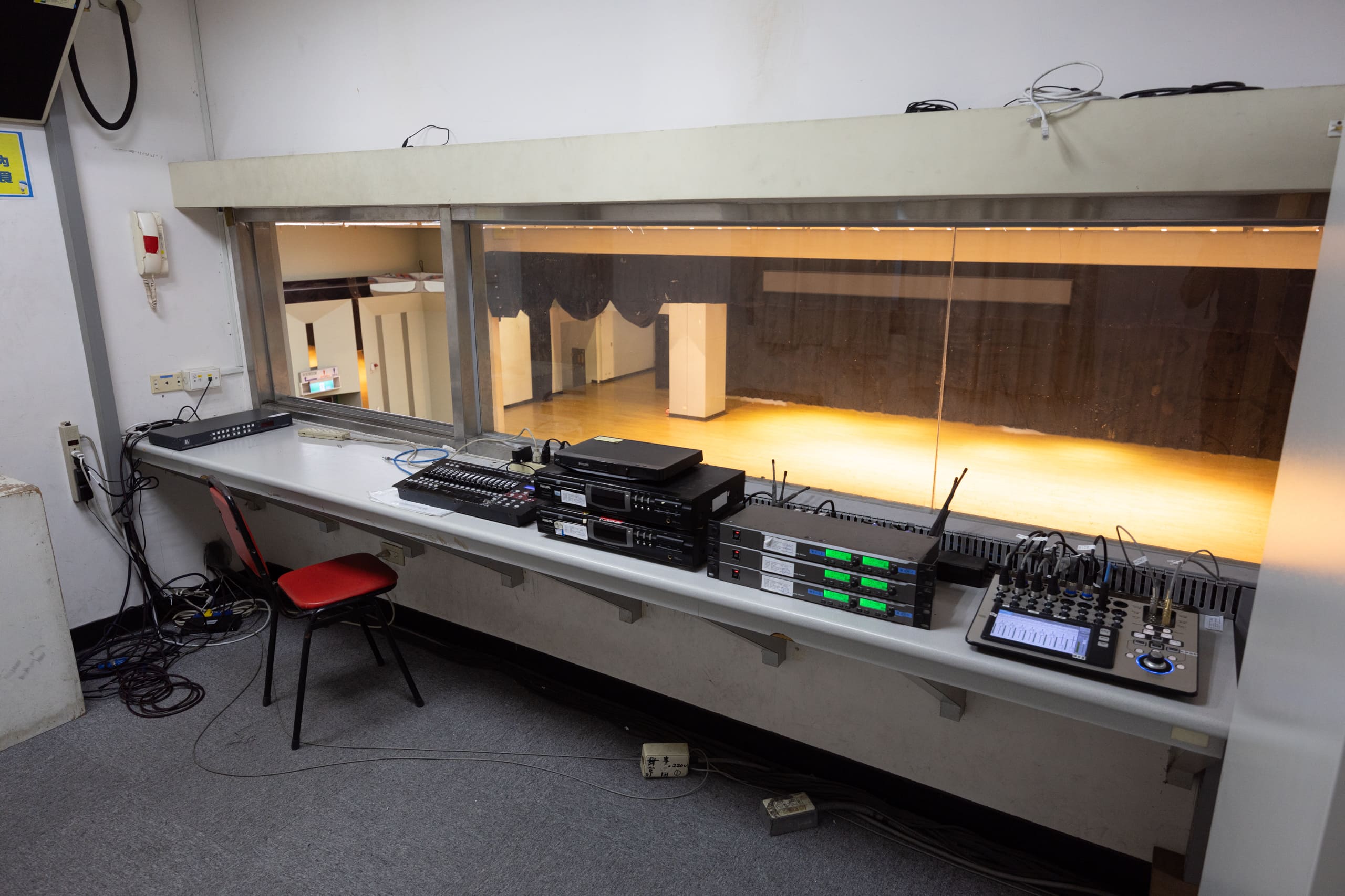 場域圖片 臺北演藝廳-控制室-舞台方向