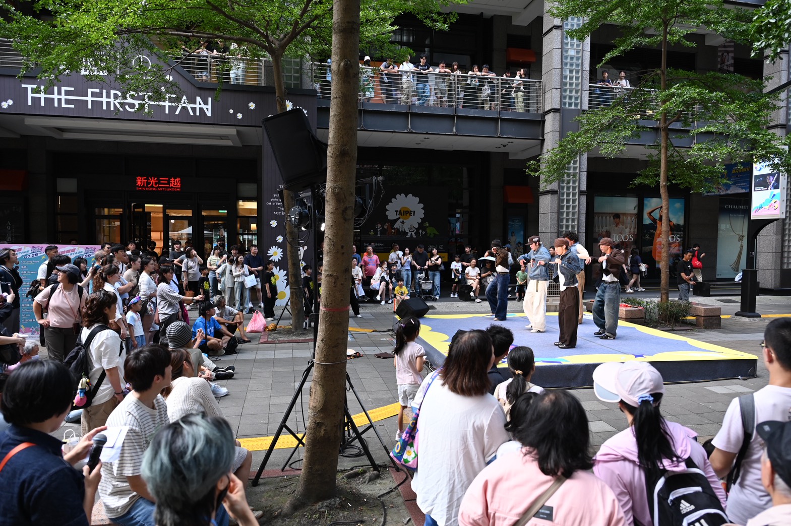 相關圖片 圖8:青年多元舞台展演「臺北市立大學街舞社」演出人潮爆滿