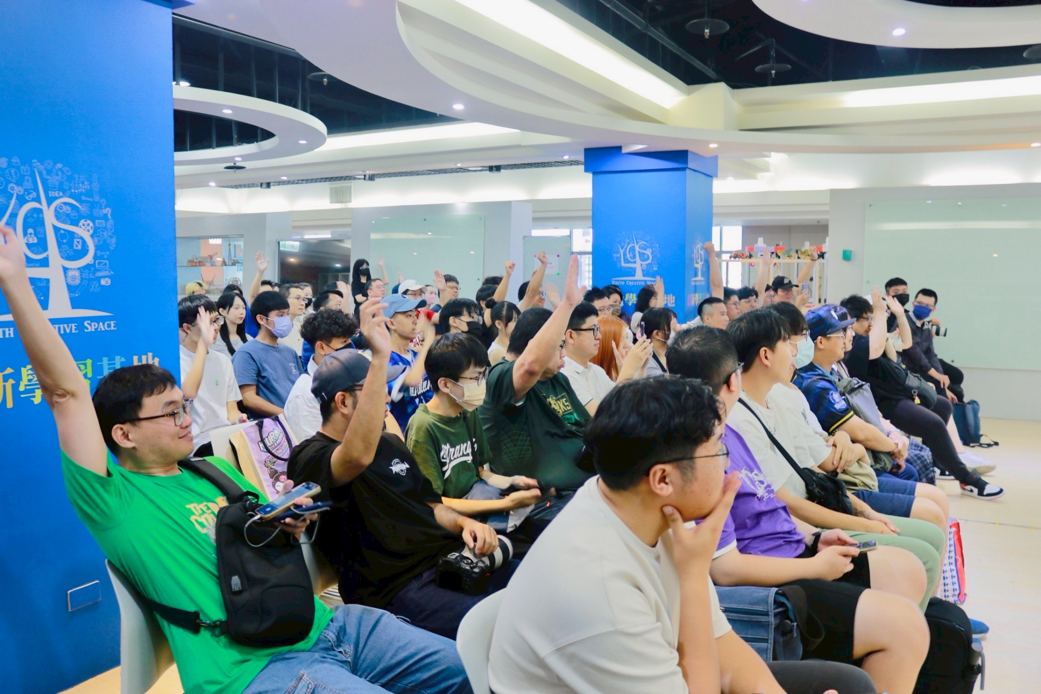 相關圖片 青年朋友踴躍舉手發問，現場氣氛熱烈