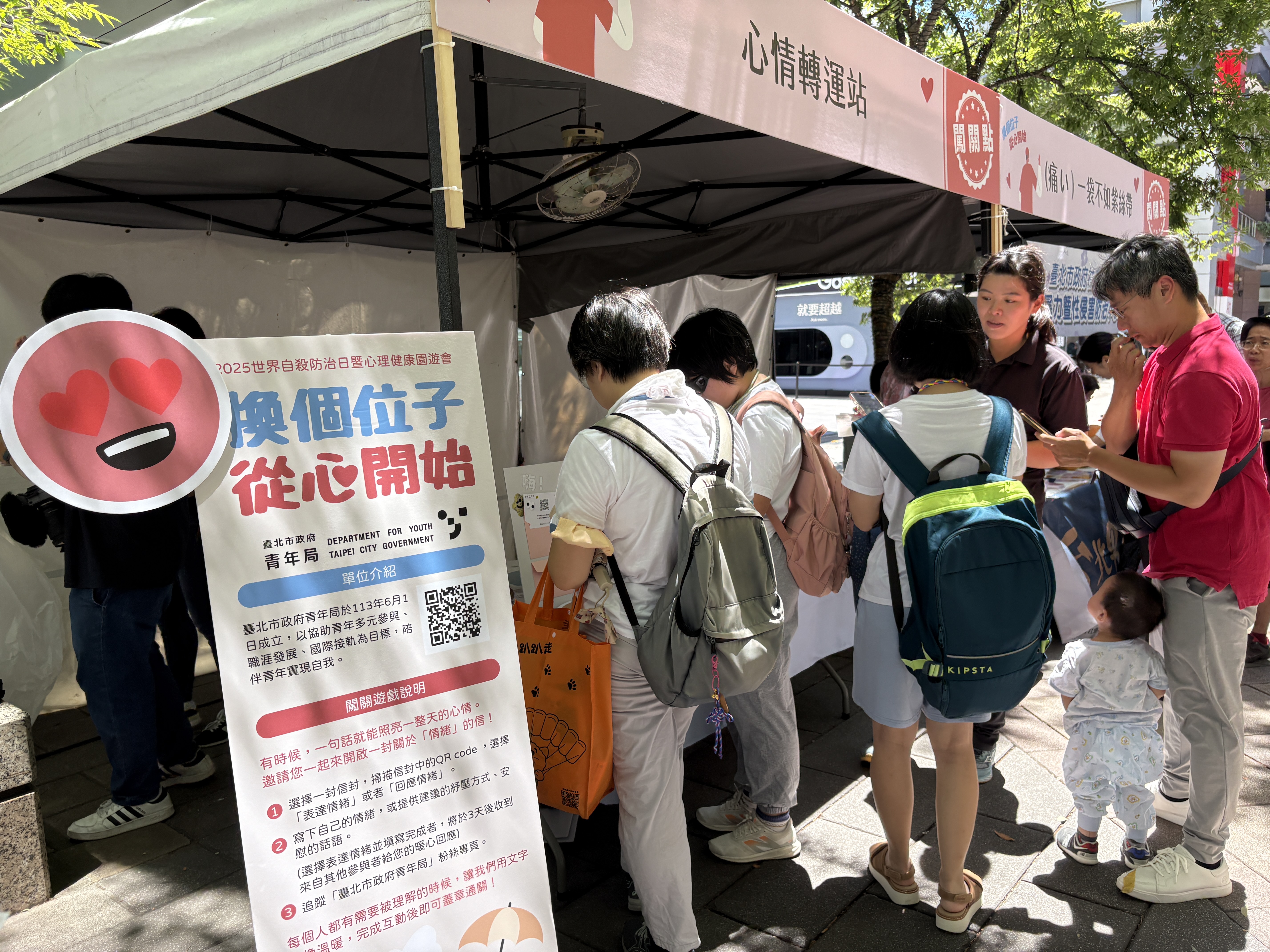 相關圖片 攤位吸引絡繹不絕的民眾踴躍參與