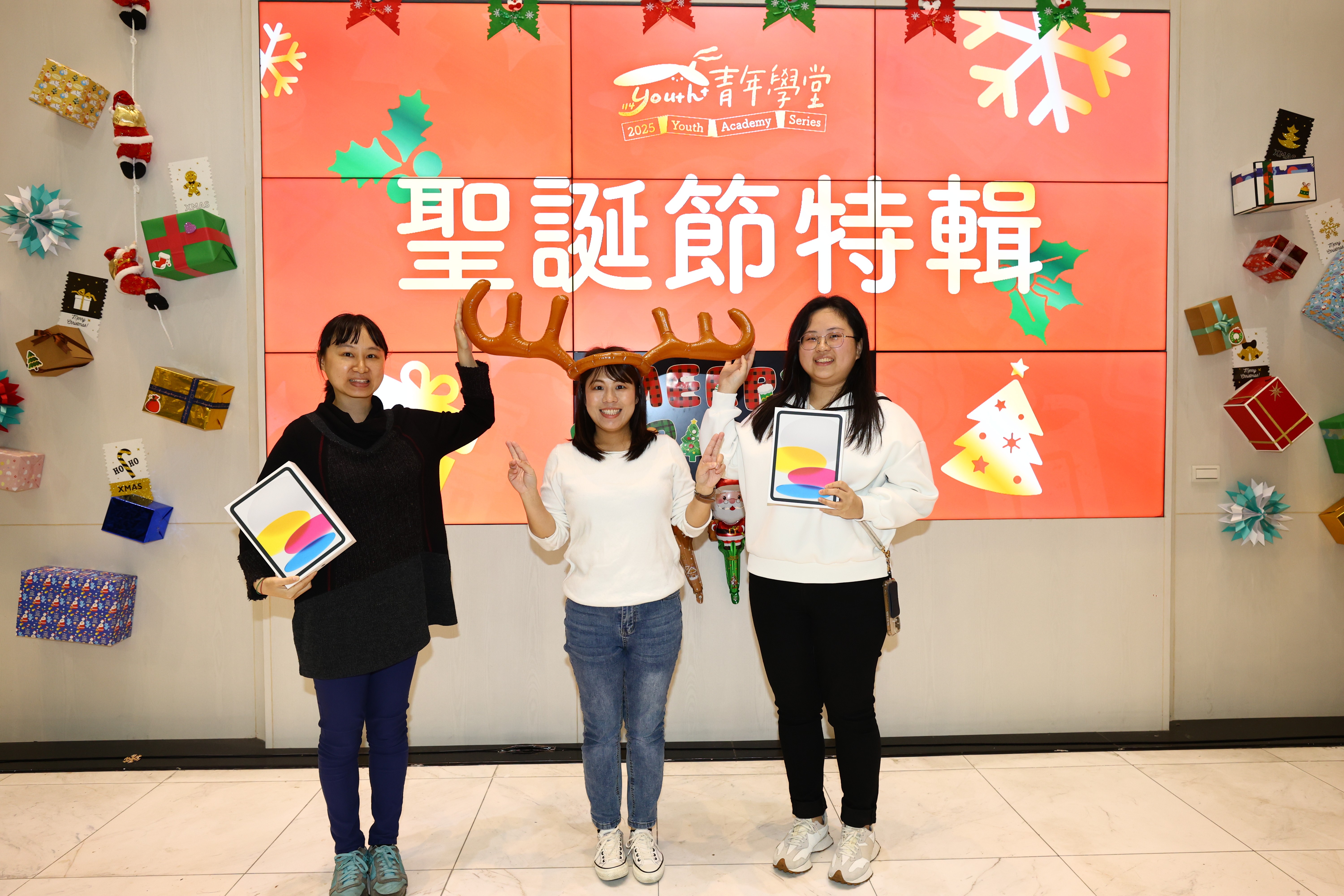 相關圖片 羿希局長親自頒發勤學禮物給參與青年學堂的學員們