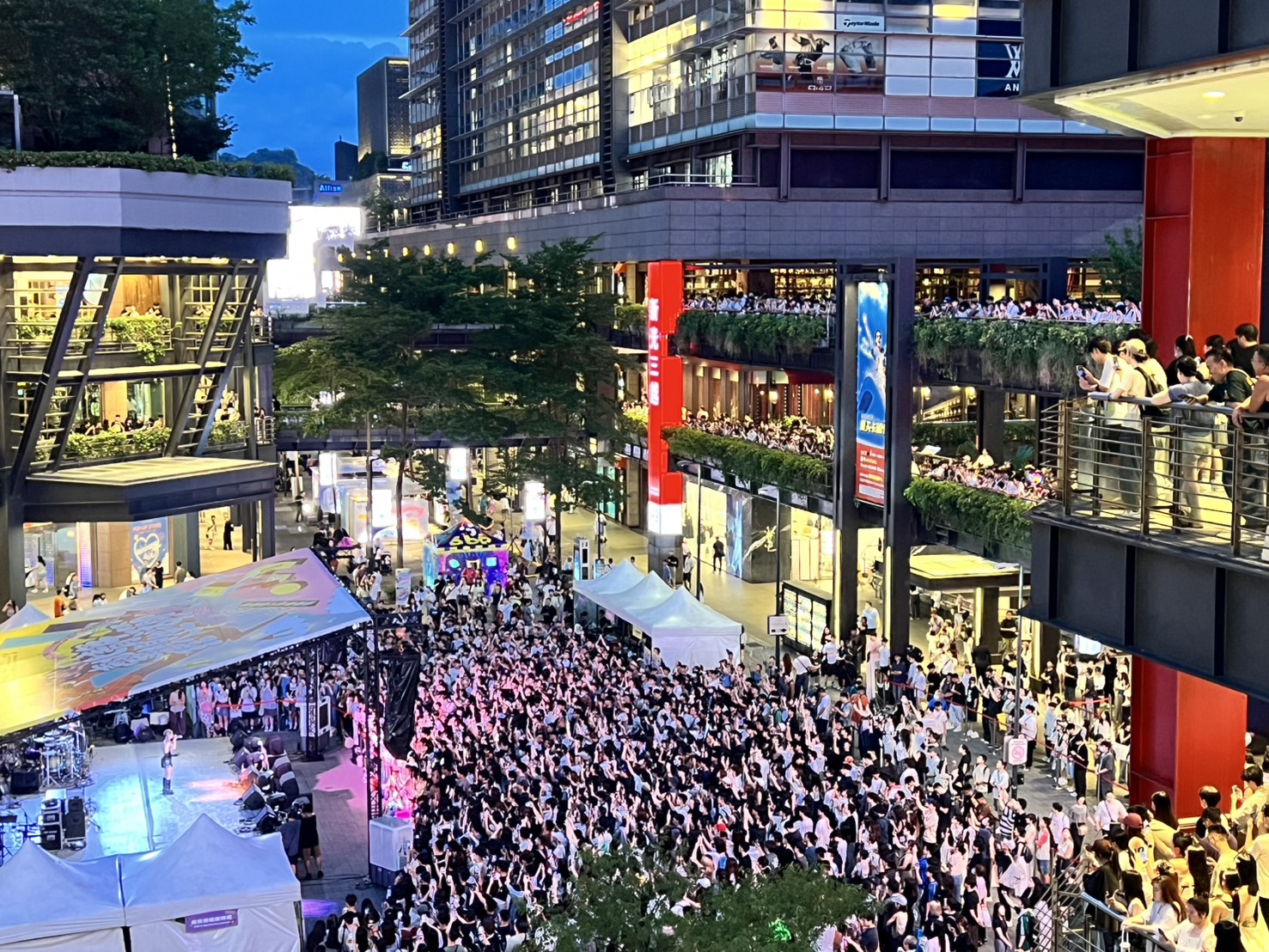 相關圖片 圖6:青年擠爆信義香堤廣場