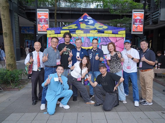 相關圖片 圖3:副市長李泰興、青年局長周羿希、客家事務委員會主委吳文德 、體育局副局長吳建羣、信義區五全里吳秀好里長、 對外關係協會大使呂慶龍 與金曲獎最佳裝幀設計獎獲獎團隊 Blob Club 打造的「神秘怪怪屋 Be Unique!」合影