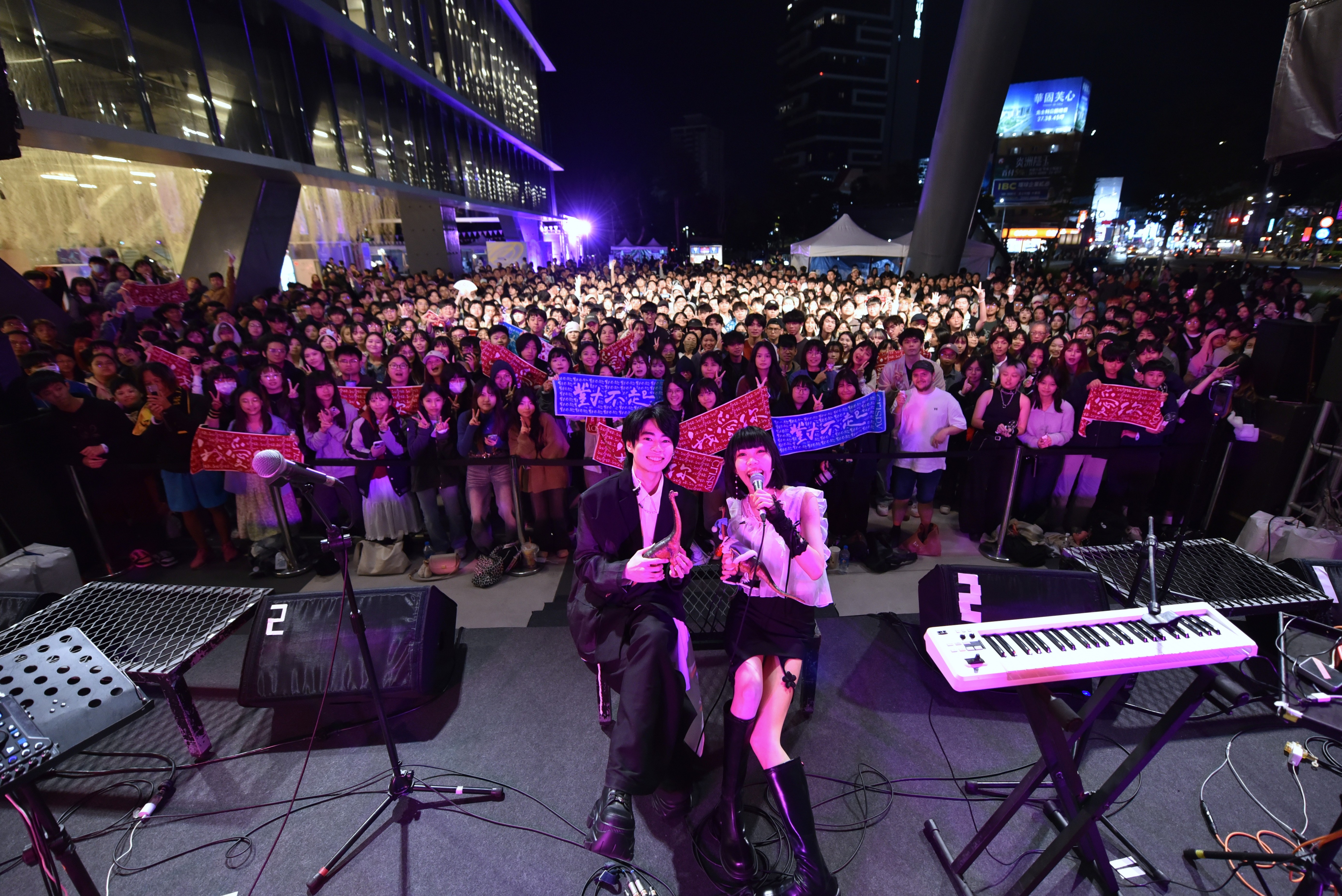 相關圖片 圖3-脆樂團與現場青年大合照