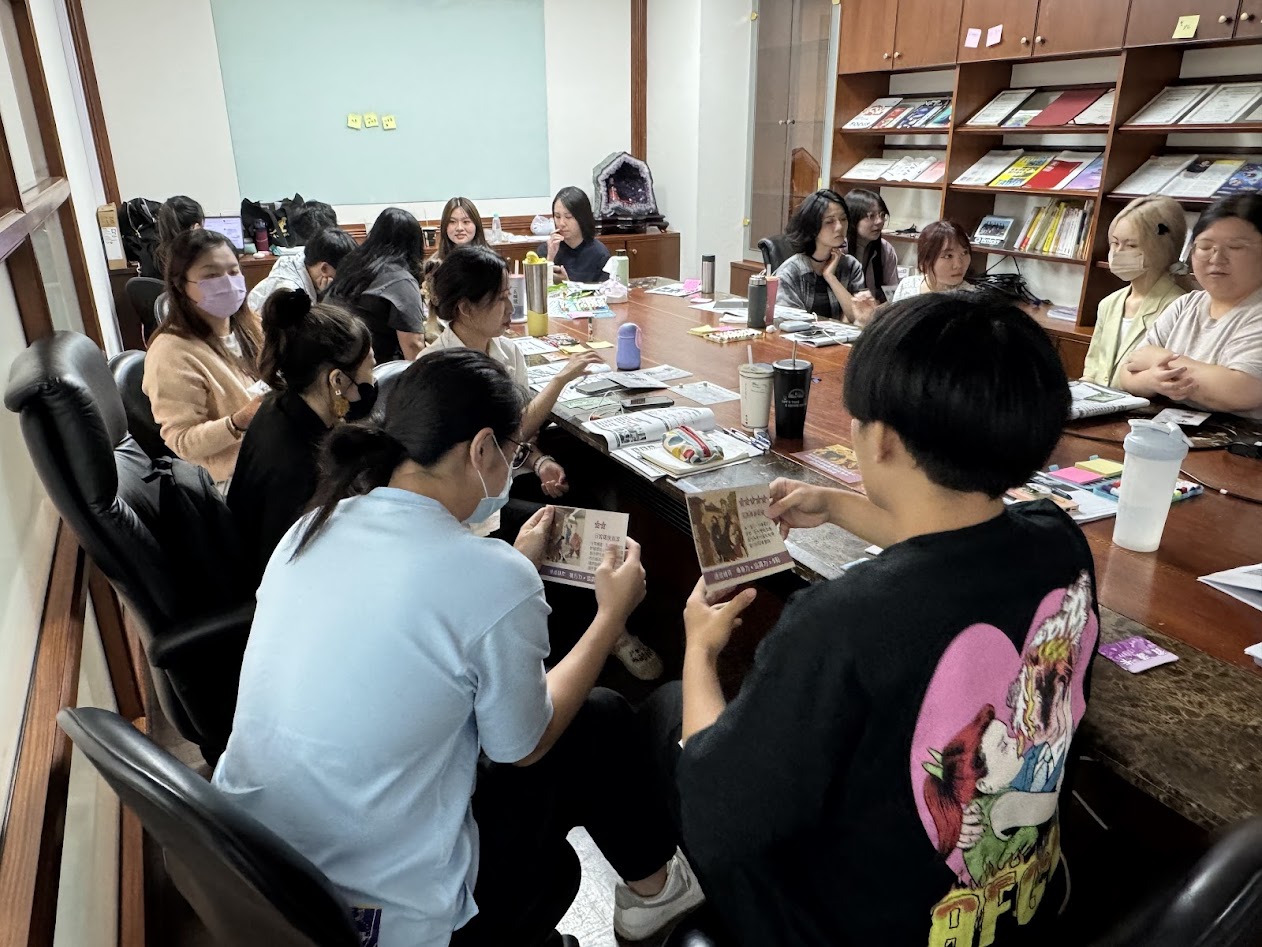 相關圖片 實習青年進行討論與交流