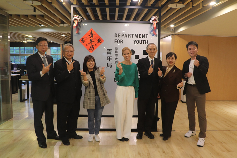 相關圖片 圖6：包瓊郁女士、與會貴賓青年局Logo進行大合照。